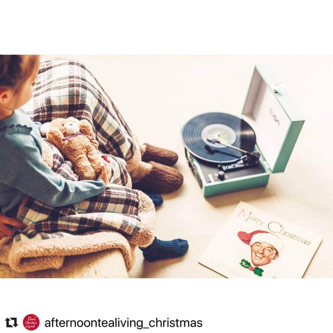 Afternoon Teaさんのインスタグラム写真 - (Afternoon TeaInstagram)「【Share Christmas Spirit】一年で一番ワクワクする季節がやってくる！ #ShareChristmasSpirit #きょうも小さなもので世界を変える #アフタヌーンティーのある暮らし ・ 2019年のアフタヌーンティー・リビングのクリスマスのテーマは「Share Christmas Spirit」。 街中がキラキラした空気に包まれるクリスマス。北欧では1ヵ月も前から準備を始め、その日を心待ちに過ごすのが一般的です。大切な人と温かい気持ちや時間をシェアしながら、ますます心踊るクリスマスを迎えましょう! ・ 愛情が繋がる家族時間は、やわらかなブランケットでますます温かく。フランスを代表するメーカー「Les Petites Maries」とコラボしたくまのぬいぐるみは、2サイズ（S・M）で展開しています。 ・ ・ Afternoon Tea LIVINGのクリスマス特別アカウントが登場！公認サンタクロースに質問できる特別企画もご用意！ぜひチェックしてくださいね。 → @afternoontealiving_christmas ・ #Repost @afternoontealiving_christmas with @make_repost ・・・ 🌲How to enjoy Christmas,from “SANTA CLAUS.”③🌲 長老サンタクロースの暮らす北欧には、私たちの知らないクリスマス文化がいっぱい。本場の習慣を知ることで、クリスマスはもっと特別なものへと変わります。日本でただひとりの公認サンタクロース・パラダイス山元さんが、正しい過ごし方を教えてくれました。 ・ <Music 音楽を聞いて、クリスマス気分を盛り上げよう。> クリスマスムードを高める音楽を聞き、世代を越えて愛されてきた名曲を親子で楽しもう。 ・ クリスマス音楽のレコードはかわいいジャケットが多く、見た目にも楽しませてくれます。懐かしい音楽を聞いて、親たちが私たちを喜ばせようとどんな風にクリスマスを過ごしていたのか、思い出すのも幸せなひとときです。 ・ ・ --------------- パラダイス山元 グリーンランド国際サンタクロース協会・公認サンタクロース --------------- マンボミュージシャンの傍ら、1998年7月、アジア地域から初めて選出された「グリーンランド国際サンタクロース協会」(本部:デンマーク)の公認サンタクロース。福祉施設や小児病院などの訪問のほか、日本に正しいクリスマスの習慣を啓蒙しようと奮闘中。公認サンタクロース歴22年目。 ・ ・ ・ #AfternoonTeaLIVINGChristmas #AfternoonTeaLIVINGChristmas2019 #ShareChristmasSpirit #Howtoenjoychristmas #AfternoonTea #AfternoonTeaLIVING #アフタヌーンティー #アフタヌーンティーリビング #クリスマス #Christmas #christmasmusic #XMAS #サンタクロース #北欧」11月13日 15時47分 - afternoontea_official