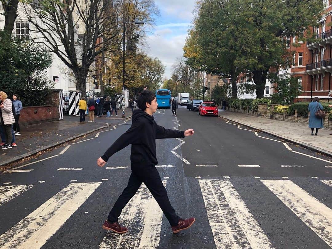 札幌テレビ「どさんこワイド朝」さんのインスタグラム写真 - (札幌テレビ「どさんこワイド朝」Instagram)「. イギリスの首都ロンドンに行って来ました！ . まずはこちら。 世界一有名な横断歩道と言っても過言ではないでしょうか。The Beatlesが横断したアビーロードです！ . 車も通る中、タイミングを見計らって、現地にいた日本人の方に撮っていただいた1枚。 ポールマッカートニーとリンゴスターのちょうど間ぐらいの位置でしょうか。ちょっと手を振り過ぎたのが後悔… ただ、僕はあの4人と同じ道を歩いたのか！としばらく興奮がおさまりませんでした。 近くにあったグッズショップではThe Beatlesの曲が流れていて、お洒落な雰囲気。 The Beatlesの世界観を堪能して来ました。 イギリスで音楽の秋を満喫。 . そのほか大英博物館、ウエストミンスター寺院なども行って来ました！ . 明日は今回の旅の最大の目的だった写真をご紹介します！ . #イギリス #ロンドン #イギリス旅行 #ロンドン旅行 #thebeatles #アビーロード #大英博物館 #ウエストミンスター寺院 #旅行 #旅行好きな人と繋がりたい #travel #travelphotography #instatravel  #札幌テレビ #どさんこワイド朝  #佐藤宏樹」11月13日 15時57分 - dosanko_asa