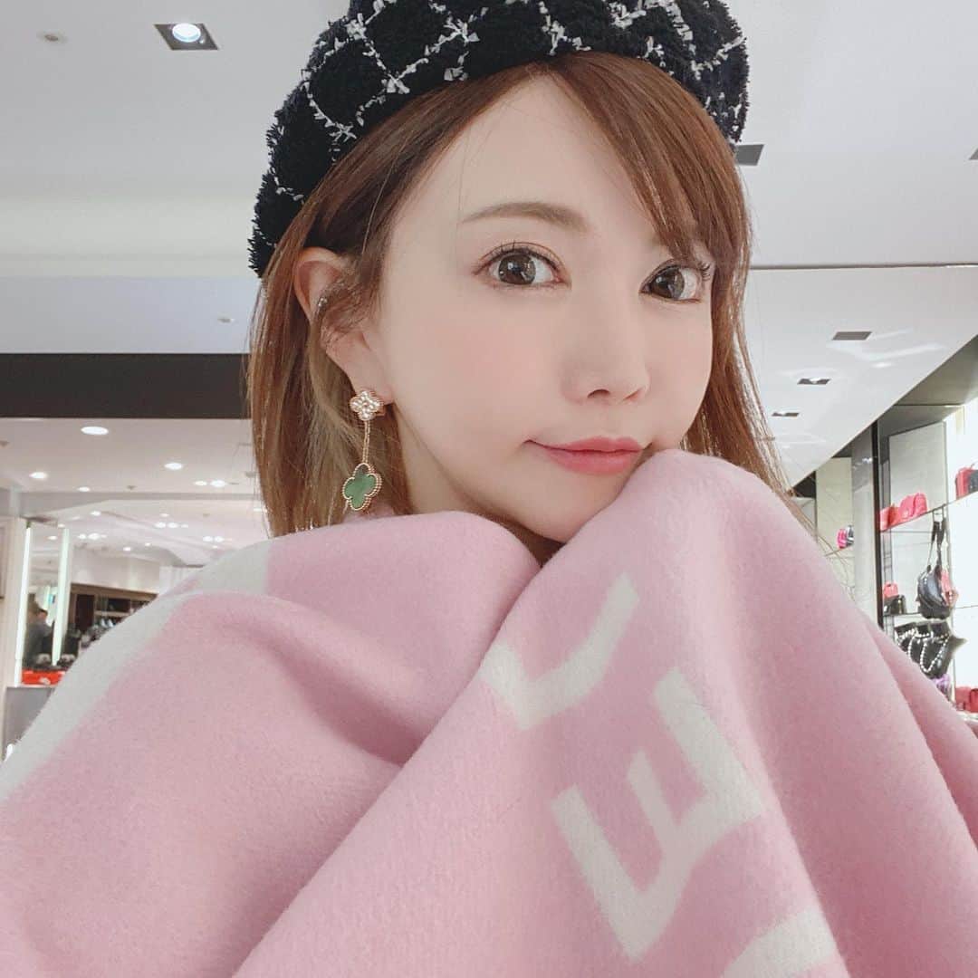 里美ゆりあのインスタグラム：「冬の#お買い物　❤️ #chanel #ストール　 #シャネル　#ベレー帽 #ピアス #vancleef  #vancleefarpels  #バンクリーフアーペル  #ダイヤモンド #shopping」