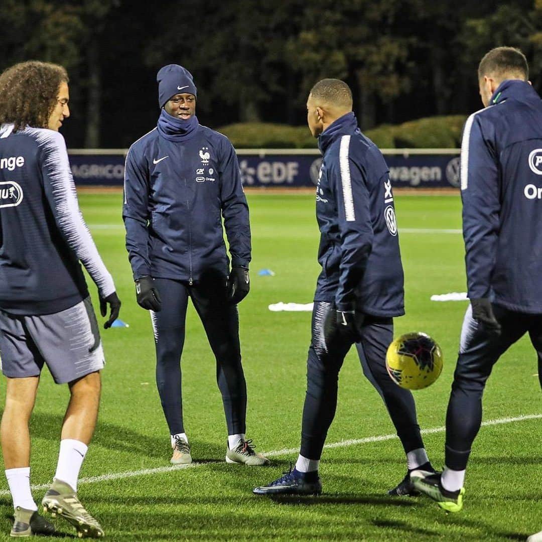 バンジャマン・メンディのインスタグラム：「‪Retrouvailles avec mon ptit Razmoket 🥰🇫🇷❤️ @k.mbappe @equipedefrance ‬」