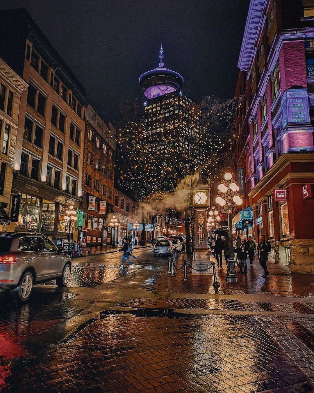 バンクーバー観光局- Tourism Vancouverさんのインスタグラム写真 - (バンクーバー観光局- Tourism VancouverInstagram)「バンクーバー発祥の地として知られるガスタウンは、フォトスポットとして有名。ランドマークの蒸気時計や、ハーバーセンターの記念撮影もお忘れなく。⁠ 📷 : @vancouverlife(Instagram)⁠ .⁠ .⁠ .⁠ #カナダ #バンクーバー #Vancouver #旅 #旅行 #女子旅 #旅好き #一人旅 #海外旅行 #トラベル #旅女子 #旅行好きな人と繋がりたい #旅好きな人と繋がりたい #旅行好き #旅行大好き #旅行行きたい #旅に出たい #海外 #旅の記録 #旅の思い出 #旅行記 #旅したくなるフォト #マイトリップ #マイトリ #retrip_global #風景 #世界一周 #ダレカニミセタイケシキ #ガスタウン #夜の街並み」11月13日 7時00分 - vancouvertabi