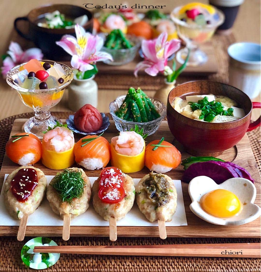 LIMIA キャンペーン(delimia)さんのインスタグラム写真 - (LIMIA キャンペーン(delimia)Instagram)「. お料理、盛り付け、写真の美しさ…… そのすべてのセンスに脱帽です✨💯💯💯 トマトチーズやふき味噌など、つくねのソースも個性的で素敵👏 . @chiori.m.m さんから素敵なお写真をリポストさせていただきました❣ . ------------------------------ LIMIA公式アカウントです🏡 Instagramに集まるみなさまの素敵なお料理のお写真をLIMIA記事でご紹介させていただいています🌷 < #delimia >のハッシュタグをつけて投稿していただくとこのアカウントでリグラムさせていただくこともあります✨ ---------------------- . #おうちごはん #うちごはん #おうちカフェ #instagramjapan #onthetable #晩御飯 #夜ごはん #器 #手料理 #夕食 #夕飯 #寿司 #野菜 #インスタグルメアワード2019 #インスタ映え #大好物 #レシピ #gourmet #ランチ  #dinner #OuchiGohan #cooking #foodpic #instafood #JapaneseFood #cookingram #yummy #デリミア #delimia」11月13日 7時00分 - delimia_official