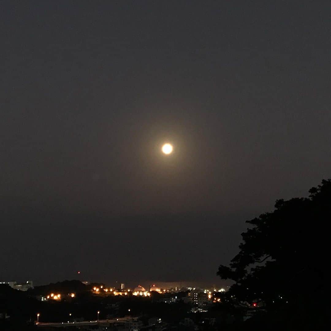 藤代冥砂さんのインスタグラム写真 - (藤代冥砂Instagram)「夜明けの月。 吸い込まれたなあ。  Morning Moon  #朝の月」11月13日 7時13分 - meisafujishiro