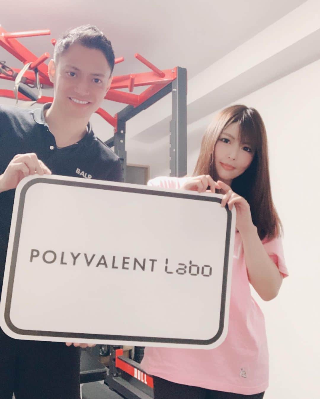 新村あかりのインスタグラム：「@polyvalent.labo さんでパーソナルトレーニングしてきました！ 3日たちましたが、鍛えたところ全部の箇所、筋肉痛がハンパないです。 そんなにハードにしてないはずなのにw マッチョまでの道のりはまだまだ遠い… いつもどおり浮腫がすごいと言われたので流してもらいました！感謝😂  筋肉痛がなくなってからまた行くよ😆  #パーソナルトレーニング #ダイエット #筋トレ #美容 #筋トレ女子」