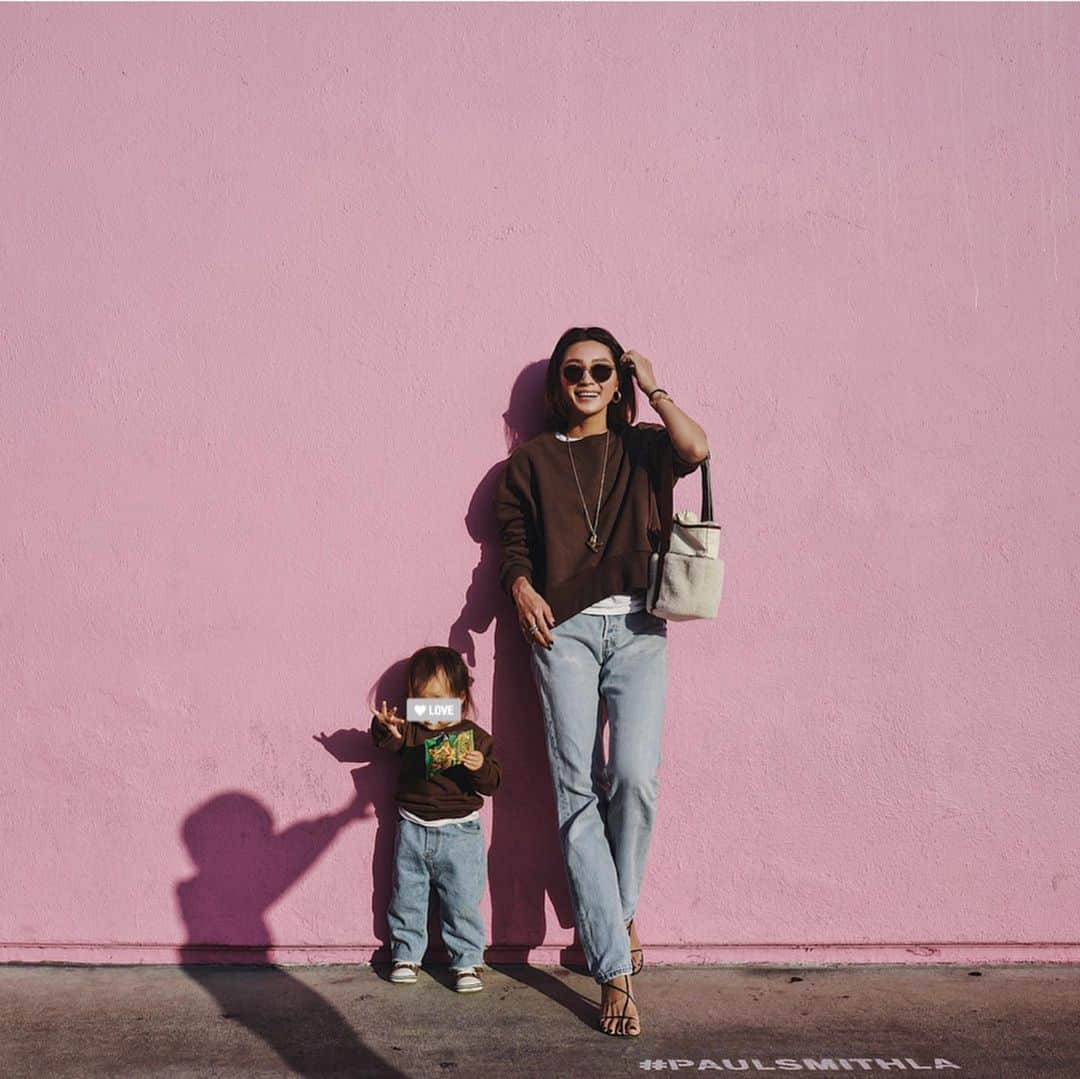 田中彩子さんのインスタグラム写真 - (田中彩子Instagram)「. 電車👶🏻👦🏻👩🏻 . tops... @gypsohila.jpn  jeans...#levis sandal...#celine bag... @ayako_bag . . #paulsmithla」11月13日 7時13分 - ayako_tanaka_