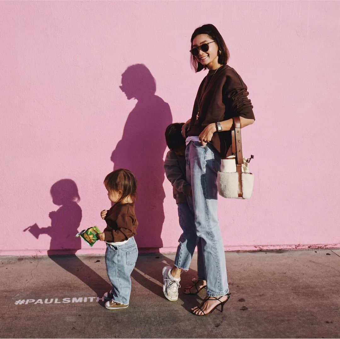 田中彩子さんのインスタグラム写真 - (田中彩子Instagram)「. 電車👶🏻👦🏻👩🏻 . tops... @gypsohila.jpn  jeans...#levis sandal...#celine bag... @ayako_bag . . #paulsmithla」11月13日 7時13分 - ayako_tanaka_