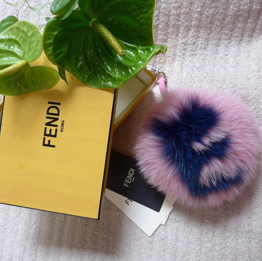 のインスタグラム：「FENDIのふわふわファー二種。 どちらもボリュームがあってとってもふわふわ。 冬の小物にぴったり⛄️ FENDIのかばんに付けるもよし、別のかばんに付けるもよし🛍 #fashion #fashionista #ootd #like4likes #instagood #instalike #instalove #ファッション #お洒落さんと繋がりたい #今日のコーディネート #お買い物 #戦利品 #fendi #fendifur #フェンディ #フェンディファー #冬支度 #冬小物」