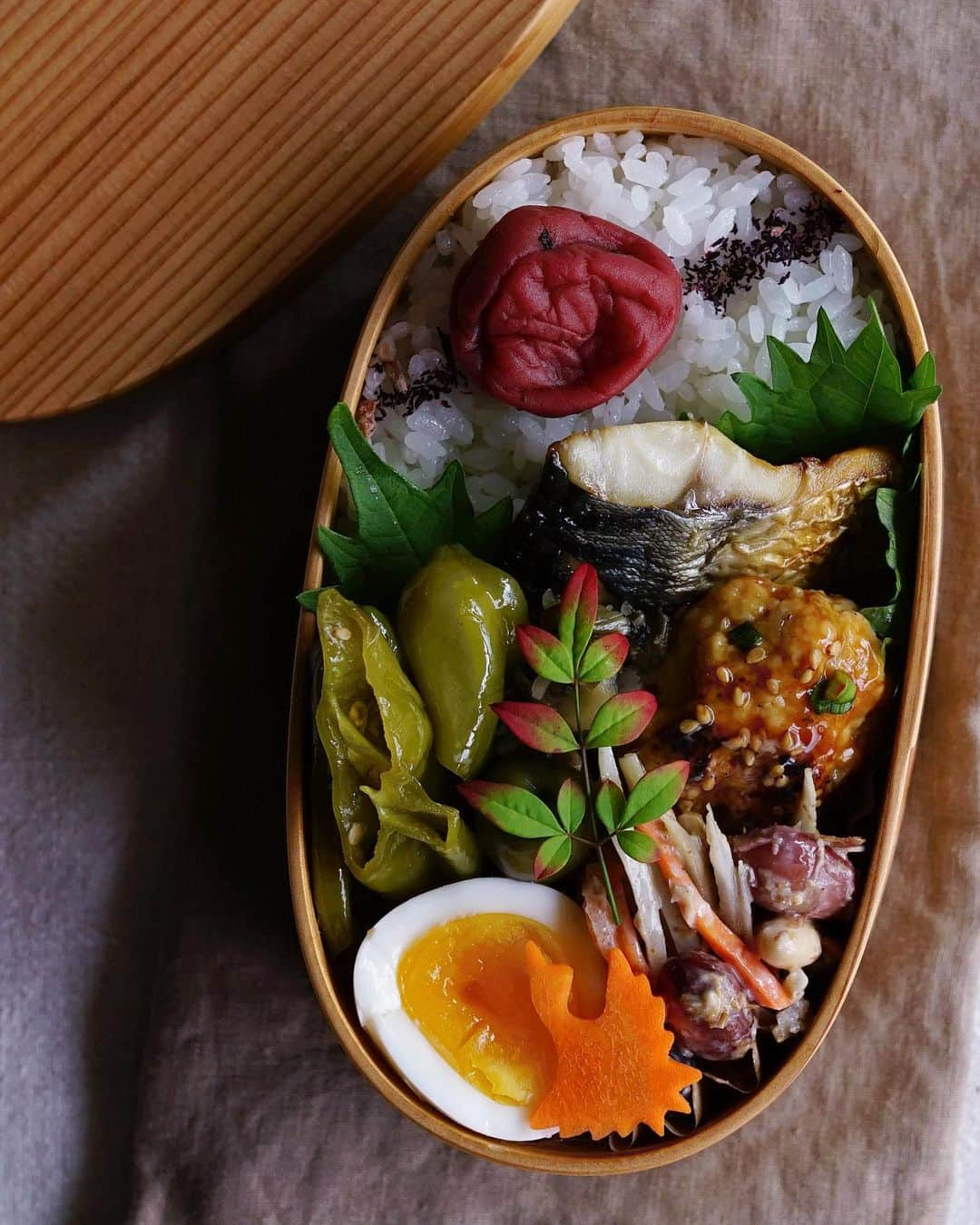 Ryoko Yunokiのインスタグラム：「+ + + Grilled salted mackerel bento/焼き塩鯖弁当 . *rice and umeboshi *grilled salted mackerel *teriyaki-style chicken meat ball *steam-fried green pepper *beans and burdock salad *hard-boiled egg . ＊ご飯と梅干し ＊焼き塩鯖 ＊鶏つくねの照り焼き ＊万願寺唐辛子の蒸し焼き ＊豆と牛蒡のサラダ ＊ゆで卵 + + + #bento #お弁当 #丸の内弁当 #f52grams #曲げわっぱ #大館曲げわっぱ」