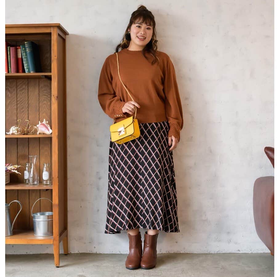 Alinoma公式さんのインスタグラム写真 - (Alinoma公式Instagram)「ㅤ ■Alinomaのブラウンニット着回しコーデ ㅤ トレンドのブラウン系のニットは大活躍間違いなし！袖口のかぎ針編みとパールが華やかさを演出します。チェック柄スカートにゆるっと重ねると大人っぽい雰囲気に。サロペットにインすればガーリーな着こなしに。 ㅤ ㅤ ▼着回しアイテム▼  ㅤ クロシェカフスニットプルオーバー：#earthmusicandecology ＠earth__1999 →LL～6L展開 ㅤㅤㅤ ㅤ ▼コーデアイテム▼ ㅤ モデル：ひまわり  @hiiima_0524 →LLサイズ着用／160cm ㅤ 左： クロシェカフスニットプルオーバー：#earthmusicandecology ＠earth__1999 →LL～6L展開 ㅤ ロングスカート：#CHICSTYLE →LL〜10L ㅤ ------------------------- ㅤ 右： クロシェカフスニットプルオーバー：#earthmusicandecology ＠earth__1999 →LL～6L展開 ㅤㅤ ジャンスカ：#eur3 @eur3_itokin →LL〜3L ㅤ ㅤ ⇒気になった商品の詳細はプロフィールのURLにありますよ♪ @alinoma_official  URL 〉〉https://bit.ly/2KAEba4 ㅤ ㅤ #アリノマ  #ぽっちゃり #ぽっちゃりコーデ #ラファコーデ #秋ファッション #ぽちゃかわ #今日のコーデ  #コート #40代 #大きいサイズ #着痩せコーデ #大人コーデ #ぽっちゃりさんと繋がりたい  #ブラウン #サロペット #サロペ  #チェック ㅤ #alinoma #instagood #plussize #autumn #plussizemodel #plussizefashion ㅤ」11月13日 7時29分 - alinoma_official