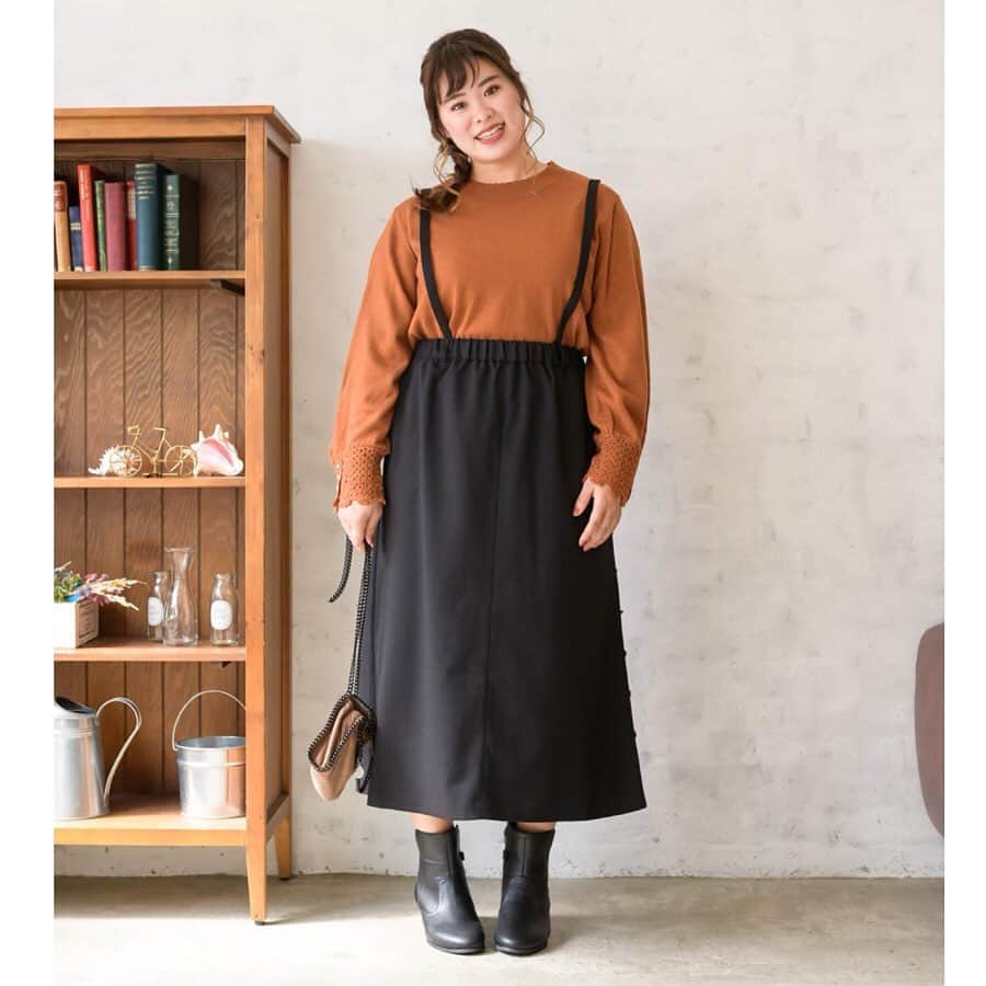 Alinoma公式さんのインスタグラム写真 - (Alinoma公式Instagram)「ㅤ ■Alinomaのブラウンニット着回しコーデ ㅤ トレンドのブラウン系のニットは大活躍間違いなし！袖口のかぎ針編みとパールが華やかさを演出します。チェック柄スカートにゆるっと重ねると大人っぽい雰囲気に。サロペットにインすればガーリーな着こなしに。 ㅤ ㅤ ▼着回しアイテム▼  ㅤ クロシェカフスニットプルオーバー：#earthmusicandecology ＠earth__1999 →LL～6L展開 ㅤㅤㅤ ㅤ ▼コーデアイテム▼ ㅤ モデル：ひまわり  @hiiima_0524 →LLサイズ着用／160cm ㅤ 左： クロシェカフスニットプルオーバー：#earthmusicandecology ＠earth__1999 →LL～6L展開 ㅤ ロングスカート：#CHICSTYLE →LL〜10L ㅤ ------------------------- ㅤ 右： クロシェカフスニットプルオーバー：#earthmusicandecology ＠earth__1999 →LL～6L展開 ㅤㅤ ジャンスカ：#eur3 @eur3_itokin →LL〜3L ㅤ ㅤ ⇒気になった商品の詳細はプロフィールのURLにありますよ♪ @alinoma_official  URL 〉〉https://bit.ly/2KAEba4 ㅤ ㅤ #アリノマ  #ぽっちゃり #ぽっちゃりコーデ #ラファコーデ #秋ファッション #ぽちゃかわ #今日のコーデ  #コート #40代 #大きいサイズ #着痩せコーデ #大人コーデ #ぽっちゃりさんと繋がりたい  #ブラウン #サロペット #サロペ  #チェック ㅤ #alinoma #instagood #plussize #autumn #plussizemodel #plussizefashion ㅤ」11月13日 7時29分 - alinoma_official