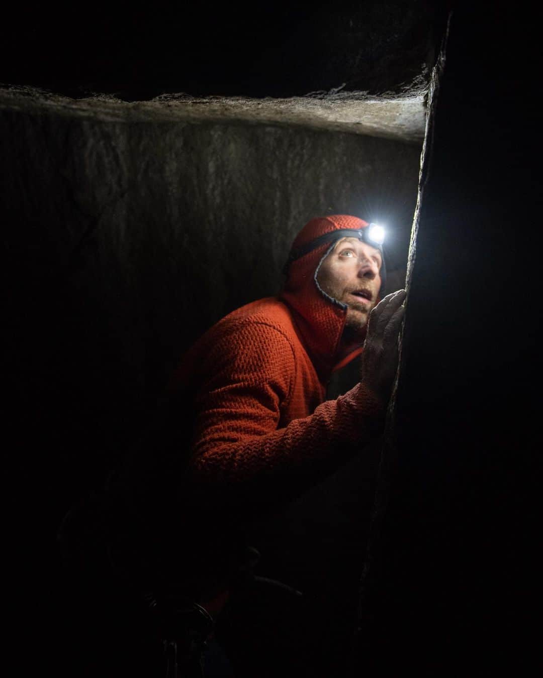 アレックス・オノルドのインスタグラム：「This is a photo of @tommycaldwell looking calm and collected while sending a 5.13c (8a+) corner pitch on the third night of our recent new route on El Cap. I included a pic of me looking incredibly gripped while trying to clip a bolt from our first night on the wall for contrast.  I’ve always known that Tommy was an incredible big wall climber; I grew up watching films about his feats. And we’ve had enough big adventures over the years that I’ve gotten to see some of his best performances first hand (Fitz Traverse, or the Free Triple...). But spending 4 days with him on El Cap really highlighted the fact that he’s maybe the best big wall climber in the world. On nights 2 and 3 he spent several hours after dark to work and then send a 13d and 13c pitch. Both pitches were freakin hard with slightly finicky gear but he just worked it all out and executed perfectly. Both nights I got too cold and too scared and opted to wait until morning and climb them in the light. After 7 years of working on the Dawn Wall Tommy is truly an incredible night climber. I’d say it was a sight to behold, except that I couldn’t see anything - I just fed out rope while he sent through the night.  Anyway, it was inspiring to see Tommy’s level of skill and effort up there. And it’s the kind of thing that often goes unrecognized behind “they climbed a new route”. But how he climbed it was remarkable.  Thanks @austin_siadak for the great photos and keeping us company through the long nights...」
