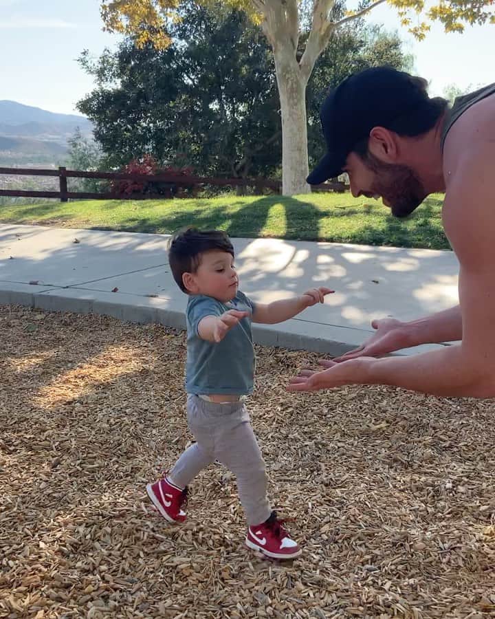 ニック・ベイトマンのインスタグラム：「Chase’s First Steps!!!! 🏃🏻‍♂️ #ProudDad」