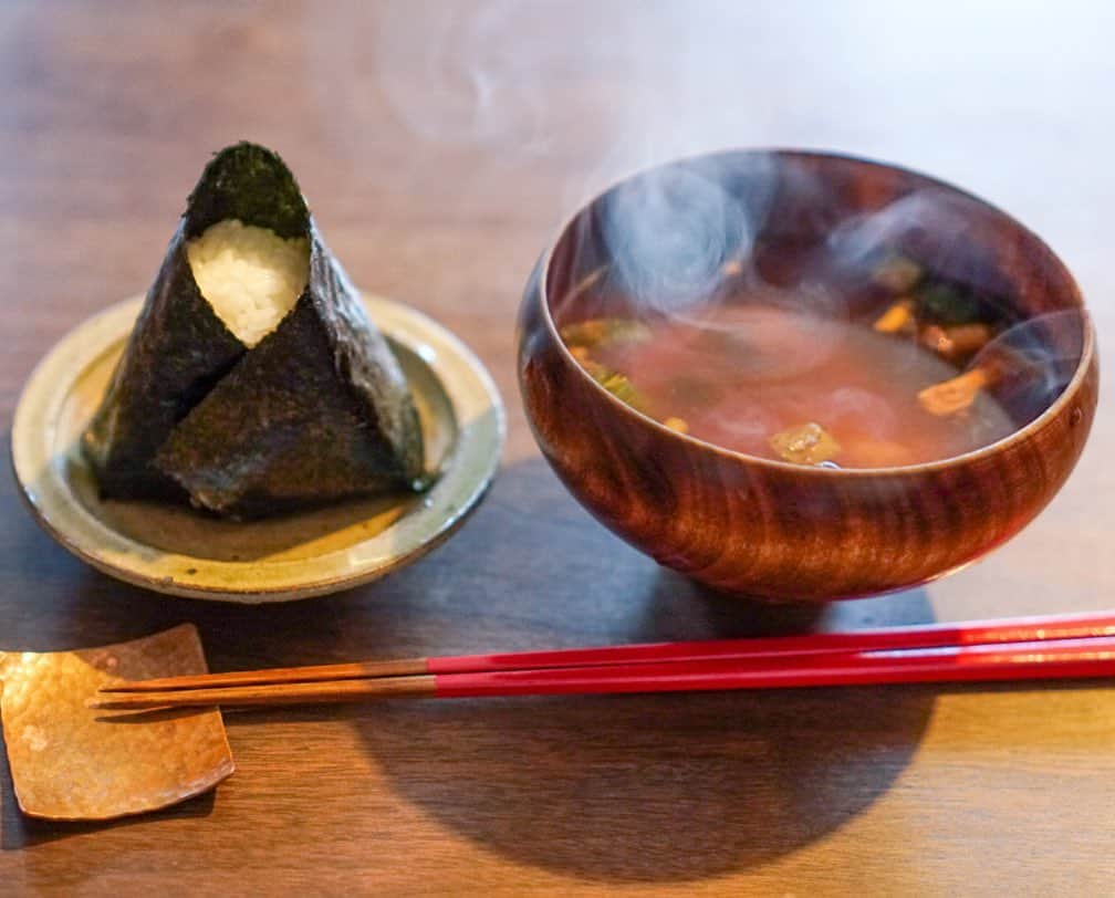 のインスタグラム：「○ニッポンの朝ごはん○ ・ 塩昆布#さつき巻き アマノのなめこ汁 ・ #onigiriaction  たまごもお漬物もないけど いい湯気出てるしなんか幸せ ・ ただいま！ ・ #おにぎり #おむすび #あさごはん #おうちごはん #湯気 #おみそ汁」