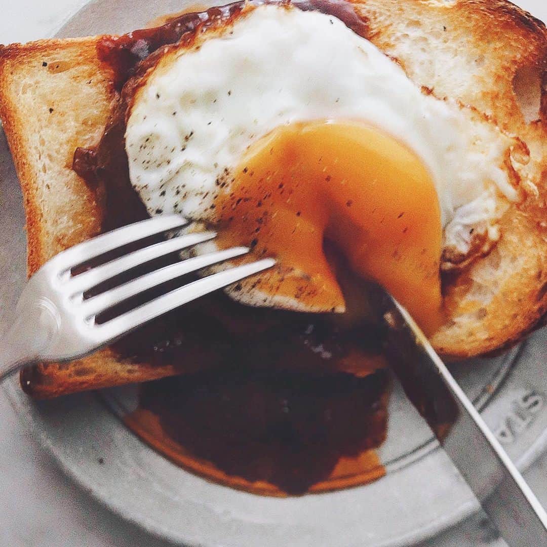 樋口正樹さんのインスタグラム写真 - (樋口正樹Instagram)「Today's breakfast . 今朝はトーストに デミハンバーグと 目玉焼きをのせて。 . . . #トースト #ハンバーグ #目玉焼き #残り物ごはん #残り物アレンジ #toast」11月13日 7時34分 - higuccini