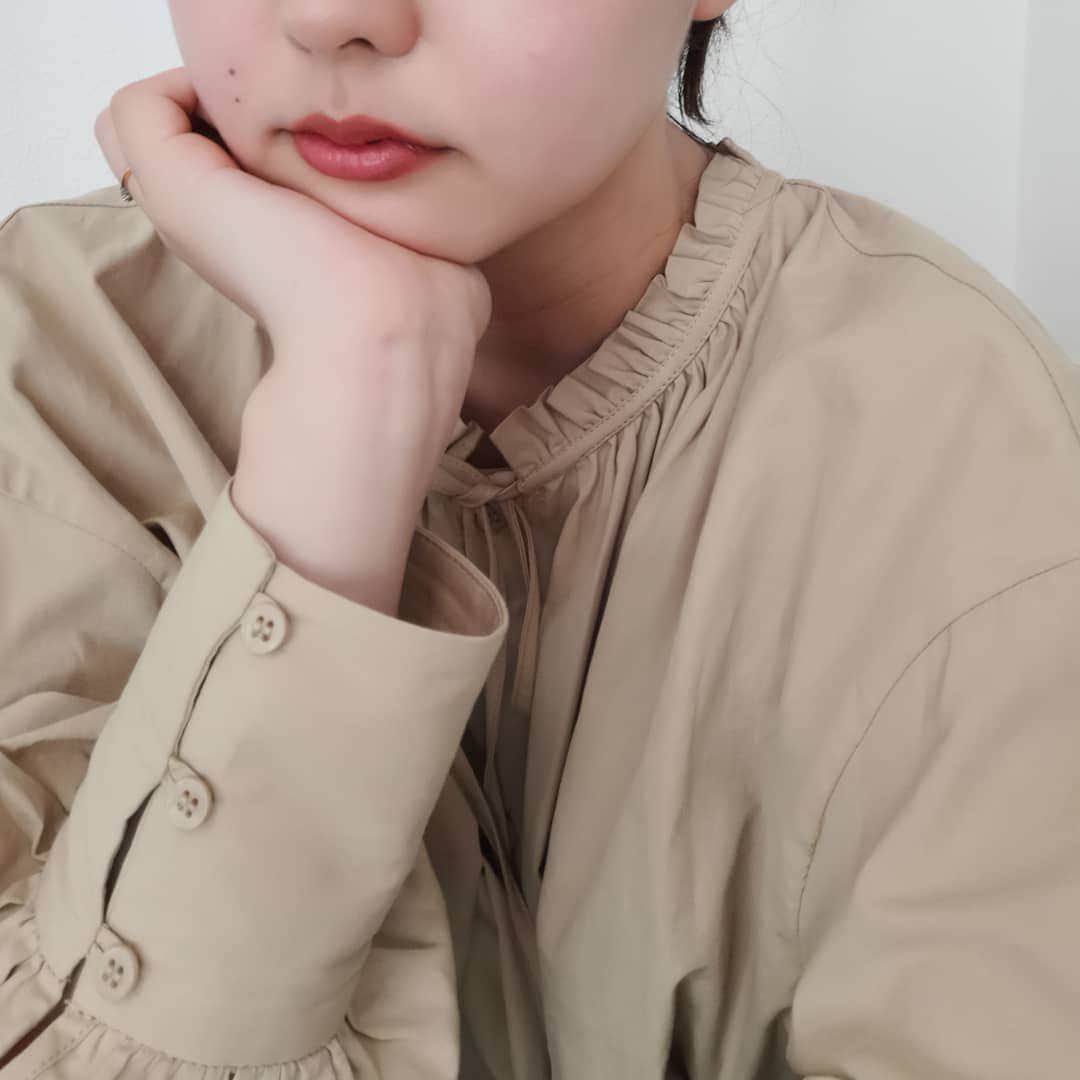 ayaka8880のインスタグラム：「. . ZARAのベージュシャツ。 . 袖のカフスがお気に入り☺️ . 寒くなる前にニットを２着ほど調達していたのですが、息子の　吐き戻しが多くて着られず。 . 洗える・拭ける・一枚できちんと感がでるシャツばっかり集めてしまう。 . #痩せない体と吐き戻し #服選びが難しいです」