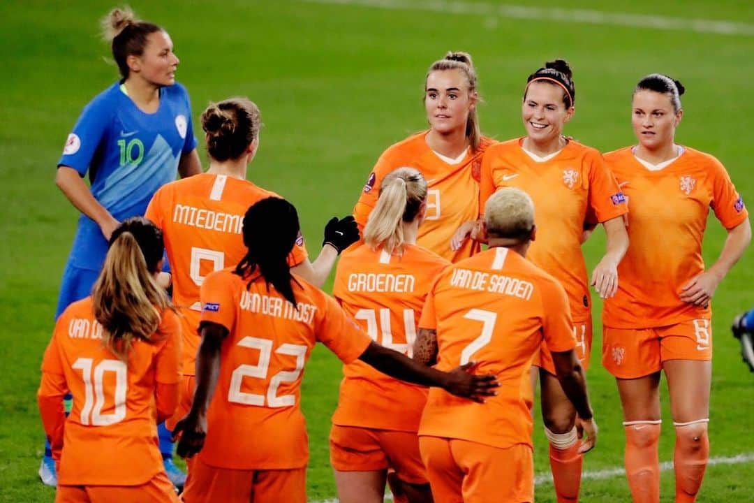 ジャッキー・グローネンのインスタグラム：「Thanks for making our last game of 2019 a great one Arnhem! 🧡 @oranjeleeuwinnen」