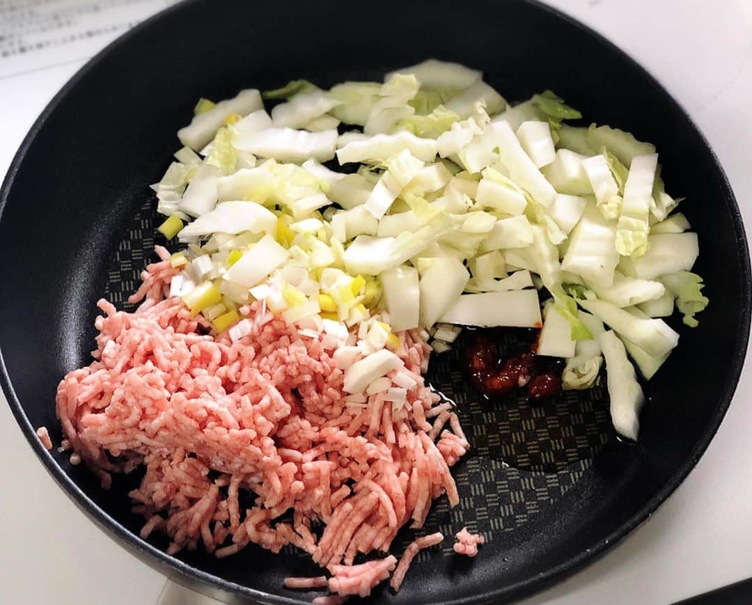 Mizuki【料理ブロガー・簡単レシピ】さんのインスタグラム写真 - (Mizuki【料理ブロガー・簡単レシピ】Instagram)「・﻿ 【レシピ】ーーー﻿ ごはんがすすむ！﻿ ♡麻婆白菜♡﻿ ーーーーーーーー﻿ ﻿ おはようございます(*^^*)﻿ 今日ご紹介させていただくのは﻿ 旨味たっぷりの麻婆白菜♡﻿ コクのある味わいで﻿ がっつりごはんがすすみますよ〜♩﻿ ﻿ 作り方は超簡単(*´艸`)﻿ 味付けは合わせ調味料で失敗なし！﻿ 材料が多く見えますが﻿ 特別なものは使いません♩﻿ フライパンひとつでできるので﻿ お気軽にお試し下さいね(*^^*)﻿ ﻿ ﻿ ーーーーーーーーーーーー﻿ 【2人分】﻿ 豚ひき肉...120g﻿ 白菜...1/8個(250g)﻿ 長ねぎ...10cm﻿ ごま油...小1﻿ 豆板醤...小1/2﻿ 片栗粉...大1﻿ ●水...200ml﻿ ●味噌・醤油...各小2﻿ ●砂糖・鶏がらスープ...各小1﻿ ●オイスターソース...小1﻿ ●にんにく・生姜...各チューブ...1cm﻿ (あれば)糸唐辛子...適量﻿ ﻿ 1.白菜の芯は1cm幅に切り、葉はザク切りにする。長ねぎは粗みじん切りにする。片栗粉は水大2で溶いておく。●は合わせておく。﻿ 2.フライパンにごま油、豆板醤、ひき肉、白菜の芯を入れてから中火にかけて炒める。ひき肉の色が変わったら、白菜の葉と●を加え、煮立ったら混ぜながら5分程煮る。﻿ 3.白菜がしんなりしたら火を弱め、水溶き片栗粉を加えて手早く混ぜてとろみをつける。器に盛り、糸唐辛子をトッピングする。﻿ ーーーーーーーーーーーー﻿ ﻿ ﻿ 《ポイント》﻿ ♦︎お子様でも食べられるくらい辛さは控えめです♩辛いのが好きな方は豆板醤を増量して下さい♩﻿ ﻿ ﻿ ﻿ 【お知らせ】﻿ ストーリーでは一日数回﻿ 別レシピをご紹介しております(*^^*)﻿ ＊コメントは最新の投稿に下さいますよう﻿ お願い致しますm(_ _)m﻿ ・ ・ ﻿ 🎀新刊【#ほめられごはん 】🎀﻿ 🔹おかげさまで重版しました！！🔹﻿ 楽天ブックスでご購入いただきますと﻿ レシピカードの特典がついてきます♡﻿ ﻿ ﻿ ﻿ #ブログ更新しました﻿ ブログはホームのリンクよりご覧下さい↓﻿ @mizuki_31cafe﻿ 【Mizuki公式ラインブログ】﻿ https://lineblog.me/mizuki_official/﻿ ﻿ ﻿ ﻿ #麻婆白菜#マーボー#ひき肉#コスパ#おかず﻿ #Mizuki#簡単レシピ#時短レシピ#節約レシピ#料理#レシピ#フーディーテーブル#ブログ#おうちごはん#おうちカフェ#デリスタグラマー#料理好きな人と繋がりたい#料理ブロガー#おうちごはんlover#器#マカロニメイト﻿ #foodpic#follow#cooking#recipe#lin_stagrammer」11月13日 7時46分 - mizuki_31cafe