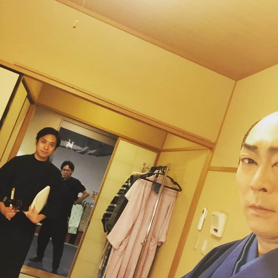 坂東亀三郎さんのインスタグラム写真 - (坂東亀三郎Instagram)「﻿ あっ、気が付いたら折り返しの中日💦﻿ ﻿ 今月はやゑ亮さんの手を借りています。﻿ ﻿ 最初に羽織袴の姿で出て﻿ 父上の死体と対面し幕になると﻿ ﻿ ダッシュで奈落へ。﻿ 動線確保と暗いので懐中電灯係。﻿ 脱ぎながら小道具を渡しながら移動、﻿ 早拵えで衣装と鬘を変えて、倶利伽羅峠。﻿ ﻿ 一旦引っ込んで畚に乗る前に傘と大刀を渡して煙管を受け取り落下…、下では八重之さんがマットを押えてくれています。﻿ ﻿ めっちゃ走って鳥屋口へ。﻿ ﻿ 財布と大刀を貰って篭に乗り宿屋。﻿ ﻿ 一度引っ込んで、﻿ 荷物と羽織と財布を渡して襷掛けして刀を交換。﻿ ﻿ だんまりの立回りをして﻿ 幕が閉まったら再びダッシュで鳥屋口へ。﻿ ﻿ 衣装を着替えて、小道具や顔を変えて舞台へ。﻿ ﻿ 一旦引っ込んだら﻿ 再び荷物と羽織と財布を渡して襷掛け。﻿ ﻿ ﻿ 短時間にギュッとドタバタが詰まっている今回の舞台裏を支えてくれる、やゑ亮さんや付き人のチバッチ(写真中央)に、衣装さん、床山さん。﻿ それに転換時間を短くする為にアイコンタクトで息を合わせる揚幕さんや大道具さんと、色々な方々に支えられて守られ勤めている今月っす、感謝っす！﻿ ﻿ ﻿ ﻿ #やゑ亮 #坂東やゑ亮﻿ #歌舞伎 #音羽屋 #歌舞伎役者﻿ #彦三郎 #坂東彦三郎 #九代目﻿ #歌舞伎部 #otowayabando﻿ #歌舞伎大好き #KABUKI﻿ コメントはお気軽に📝﻿ ランダムに返信しまっせ✍️」11月13日 7時54分 - otowayabando