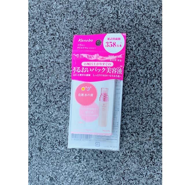 前田ゆかのインスタグラム：「コンビニで見つけました❗️ ＊ 洗顔後すぐの誘導美容液 ひと塗りでもちもちの肌が続き パックにもなるみずみずしいフィット感の ＊  #タイムリフレッシャー お試しセットが発売です！  ６包、３日分です。 全国のローソン、ファミマで、でも一部取り扱いのない店舗もあるそうです。 わたしは長時間の移動中肌が乾かないように、また泊まりの時や持ち歩きに軽くて便利✨ ＊ いきなり商品を買う前のトライアル におすすめですよ！ この機会にぜひ✨  #トワニー#twany #タイムリフレッシャー #誘導美容液 #ハリ美容液 #お試しセット #うるおいパック美容液 #カネボウ」
