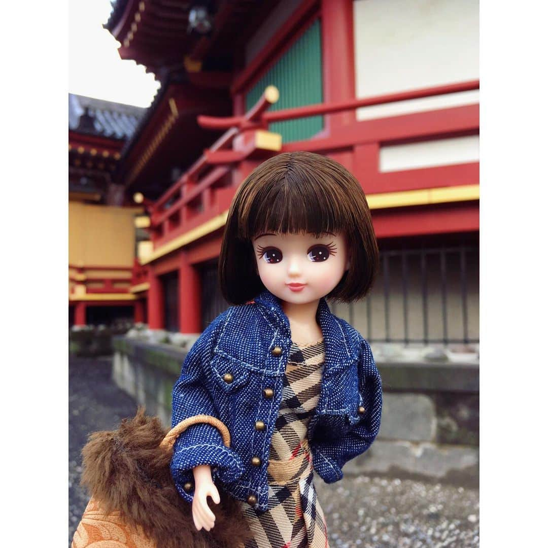 リカちゃんさんのインスタグラム写真 - (リカちゃんInstagram)「I wonder if everybody visits shrines or temples? みんなは神社やお寺におでかけすることはあるかな？☆ 大きな木や葉っぱがあって、とっても落ち着いた静かな空間でリカは好きなの♡ 秋日和にはぜひおでかけしてみてね♪ #リカちゃん #fashion #ootd #hairstyle #licca #liccadoll #japanesedoll #japan #girl #instadaily #instagood #instagramjapan #instagram」11月13日 8時30分 - bonjour_licca