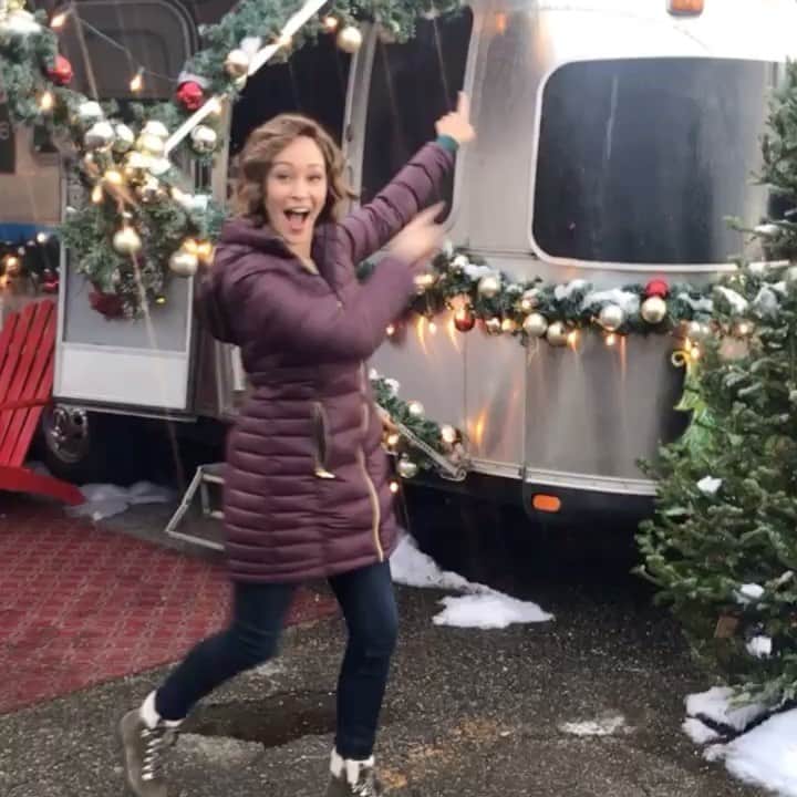 オータム・リーザーのインスタグラム：「Christmas (Under the Stars) is coming... 🤩 ❄️ 🎄 @hallmarkchannel #Saturday #hallmarkchristmasmovies #airstream #christmas #holidayjoy #ChristmasUnderTheStars」