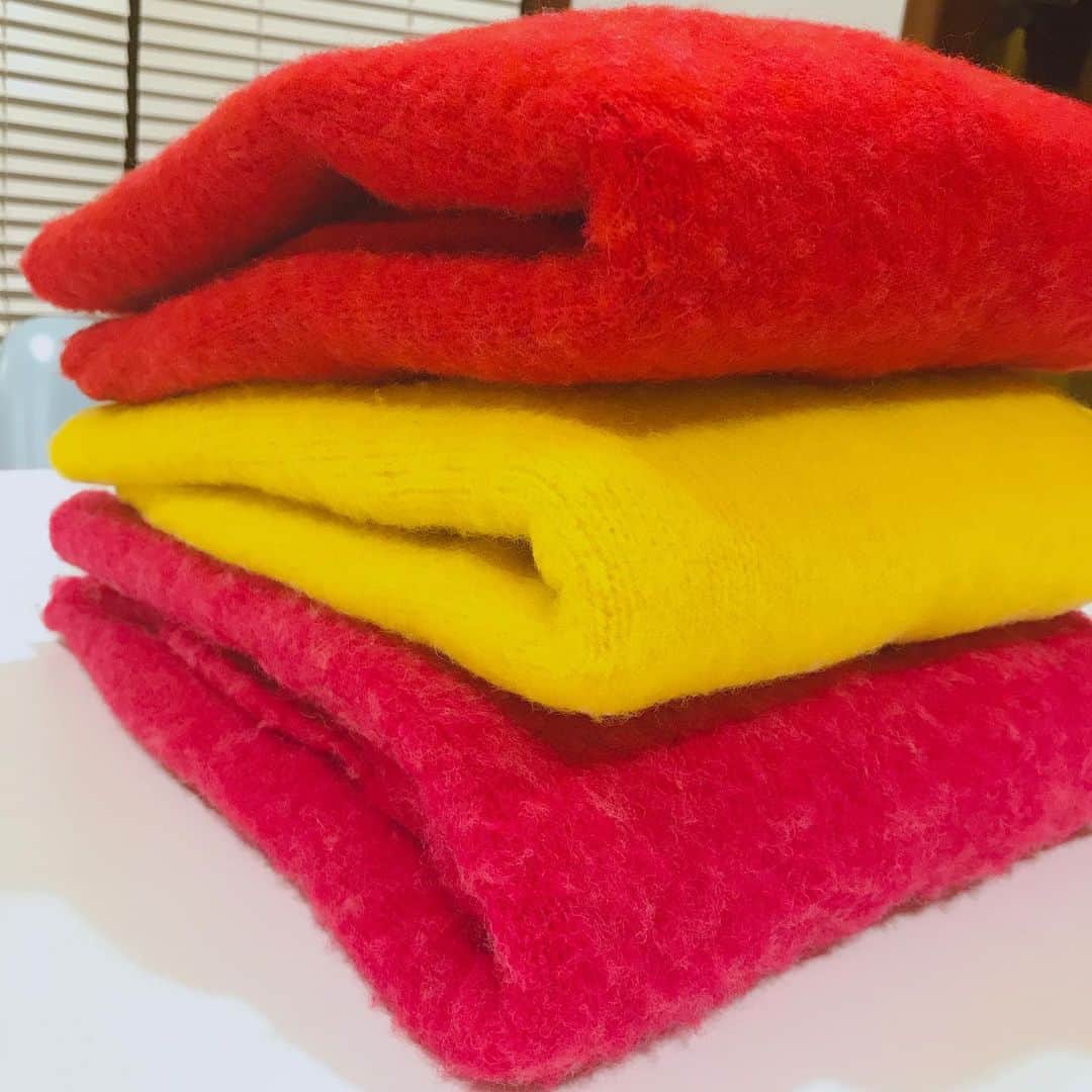 益子直美さんのインスタグラム写真 - (益子直美Instagram)「去年初めて買ったキレイなピンクのシェットランドウールのセーター。 軽くて着易くて可愛くてヘビロテしました。 今年は店頭にカラーが揃っているうちに、、、と昨日2色購入。 ネイビーやブラウンも可愛かったけど、 シェットランドは明るい色が断然かわいいと、赤と黄色を選びました。 去年はメンズサイズでしたが、 今年は少し痩せたので、レディスで！ 冬が待ち遠しくなりました！  #シェットランドウール  #ビームス  #beams  #セーター  #冬支度」11月13日 8時40分 - naomi.masuko