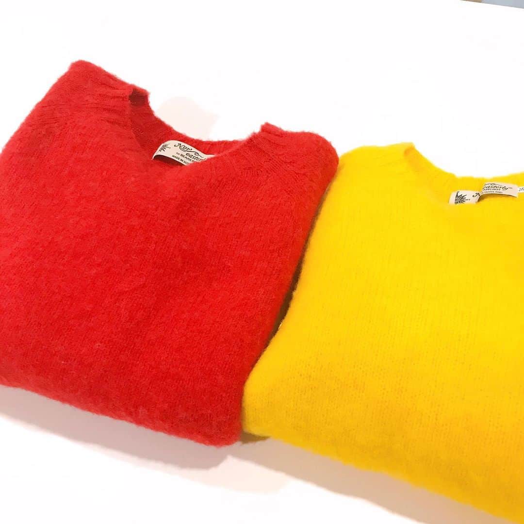 益子直美さんのインスタグラム写真 - (益子直美Instagram)「去年初めて買ったキレイなピンクのシェットランドウールのセーター。 軽くて着易くて可愛くてヘビロテしました。 今年は店頭にカラーが揃っているうちに、、、と昨日2色購入。 ネイビーやブラウンも可愛かったけど、 シェットランドは明るい色が断然かわいいと、赤と黄色を選びました。 去年はメンズサイズでしたが、 今年は少し痩せたので、レディスで！ 冬が待ち遠しくなりました！  #シェットランドウール  #ビームス  #beams  #セーター  #冬支度」11月13日 8時40分 - naomi.masuko