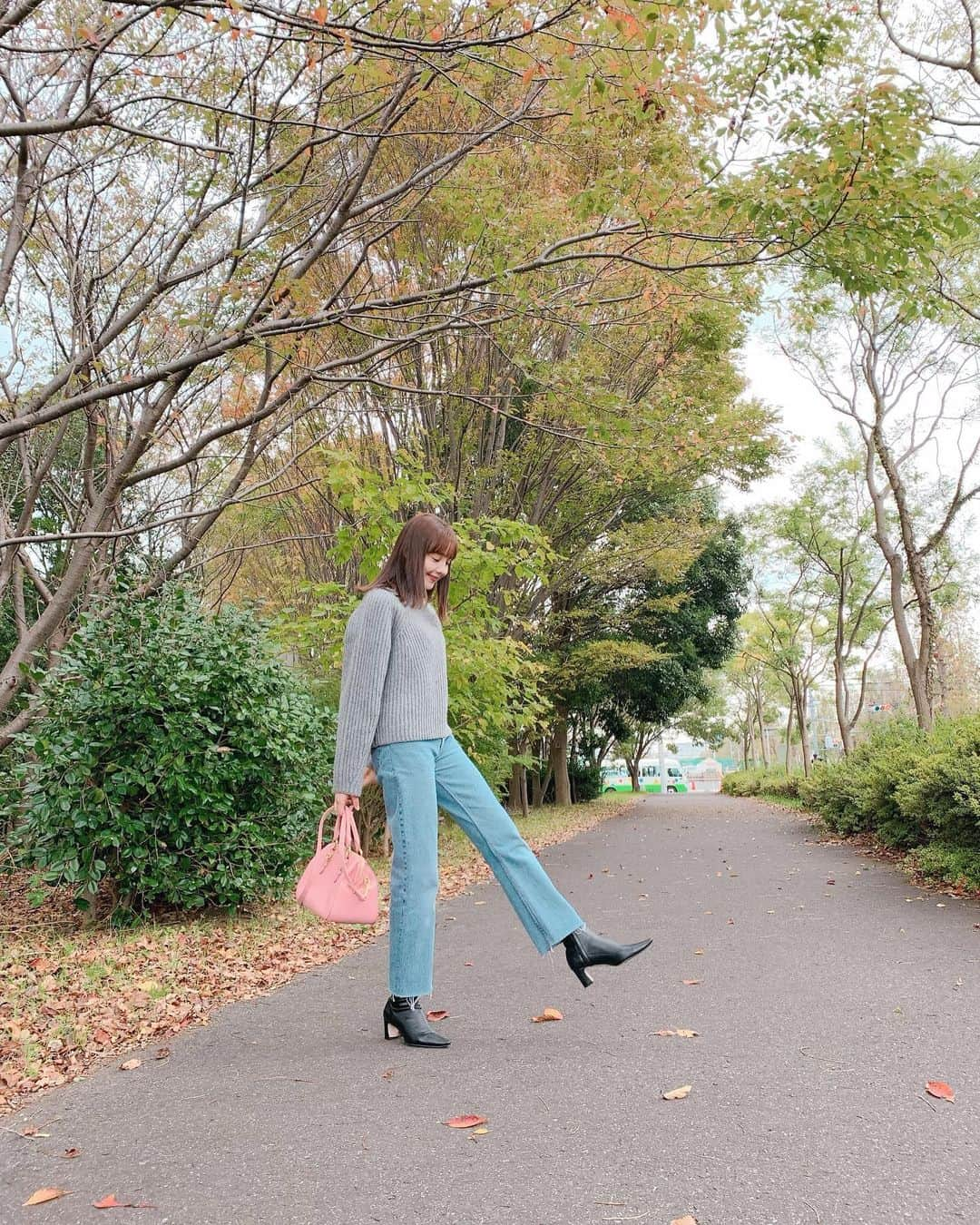 トリンドル玲奈さんのインスタグラム写真 - (トリンドル玲奈Instagram)「私服。  載せすぎ。笑  去年まではタイツばっかりだったけど、 今年はデニムにハマってます💙  なんと今日は朝からの撮影がもう終わってしまい、、😳 現場の皆さんとお別れするのが寂しかった。  これからとある所へ^ ^  ニット　@casa_fline  デニム　@levis × @shopredone 靴　@greed_tokyo  バッグ　@miumiu」11月13日 8時40分 - toritori0123