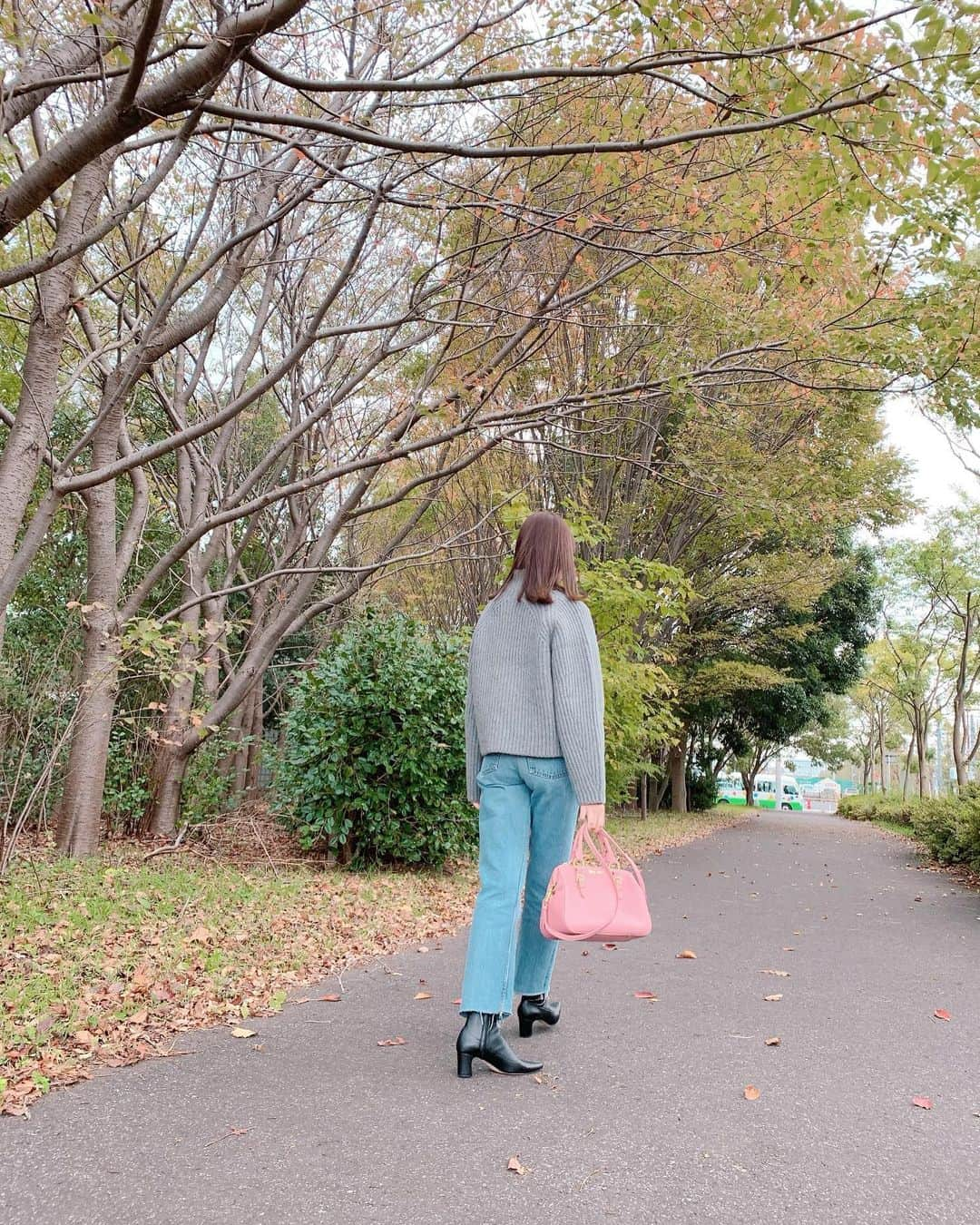 トリンドル玲奈さんのインスタグラム写真 - (トリンドル玲奈Instagram)「私服。  載せすぎ。笑  去年まではタイツばっかりだったけど、 今年はデニムにハマってます💙  なんと今日は朝からの撮影がもう終わってしまい、、😳 現場の皆さんとお別れするのが寂しかった。  これからとある所へ^ ^  ニット　@casa_fline  デニム　@levis × @shopredone 靴　@greed_tokyo  バッグ　@miumiu」11月13日 8時40分 - toritori0123