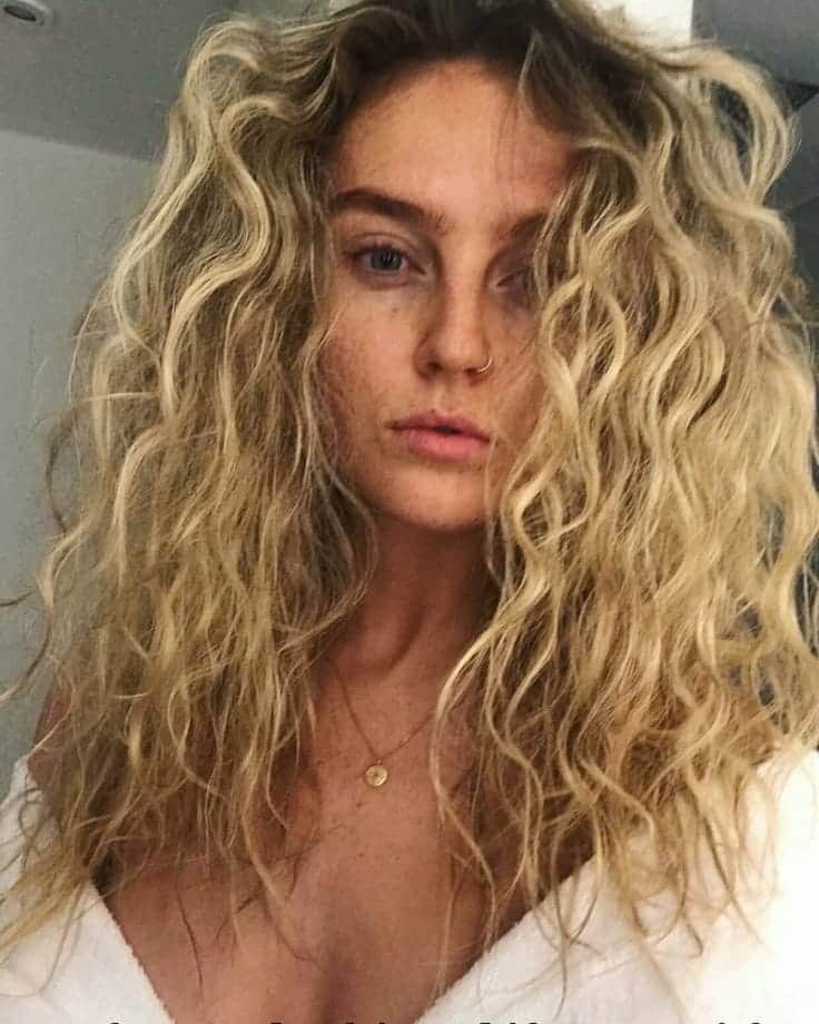 ジェイド・サールウォールのインスタグラム：「Curly hair. Blond hair. British Girl. Freckles. Singer. Perrie Edwards. ❤」