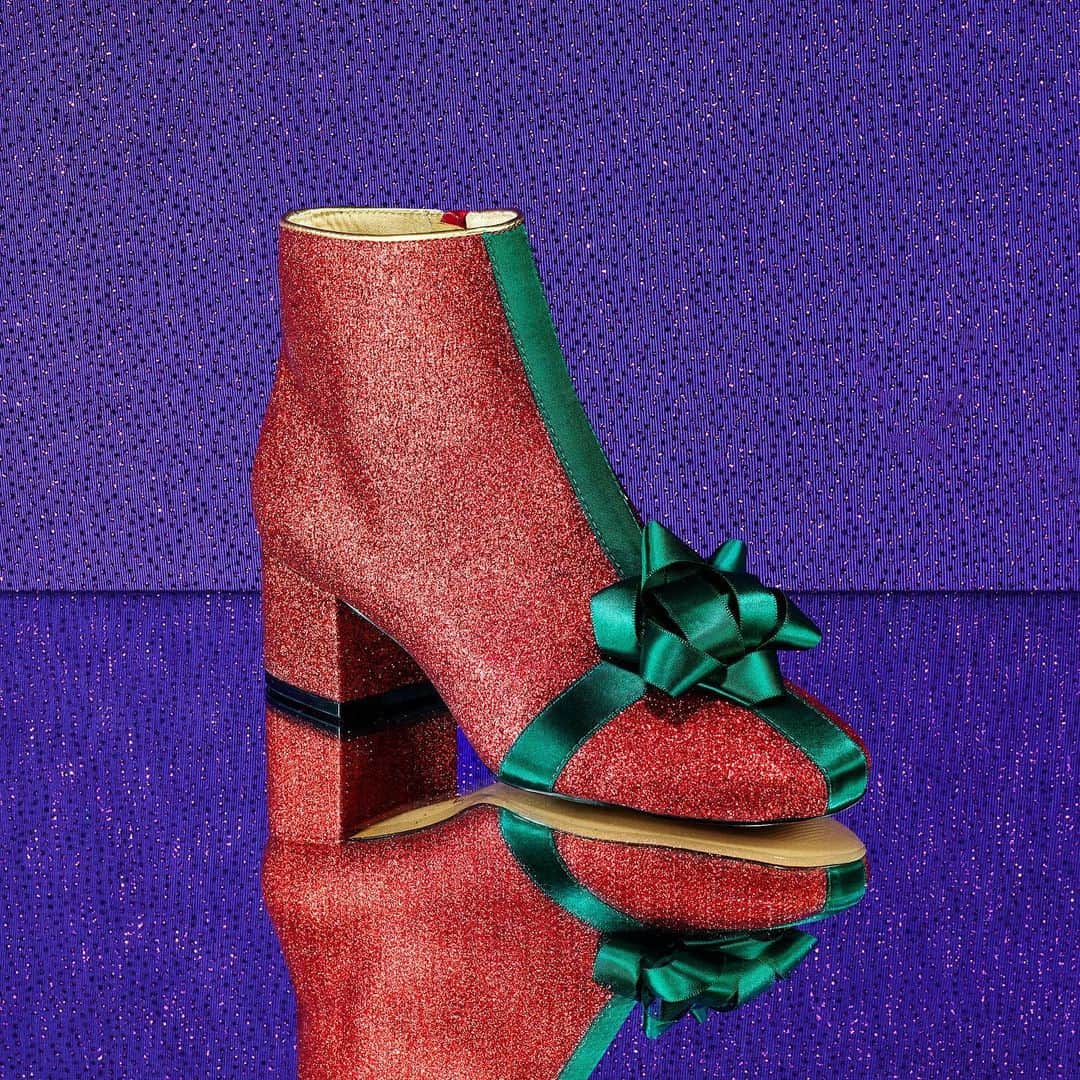 ケイティ・ペリーさんのインスタグラム写真 - (ケイティ・ペリーInstagram)「No popsicle toes for you this holiday season! ❄ Keep your tootsies wrapped up in The Gifter 🎁 #ShoesdayTuesday @katyperrycollections」11月13日 8時41分 - katyperry