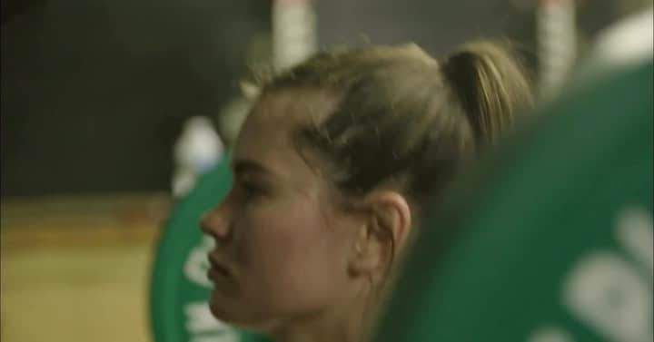 タラ・リンのインスタグラム：「Part 2 // The Work (cont. from page June 12) So muscle gain was the goal, and that’s what I worked tirelessly at until shoot day. My trainer helped me firm up and ever so slightly bulk up. He pushed me hard, and most importantly helped me maneuver the threat of over doing it, adapting exercises to accommodate flare ups of previous injuries while continuing to work target zones. Of course I was impatient, and it was slower going than I wished. And if I'm honest, I'll say I was frequently frustrated that I found myself in a situation where I felt rushed; if my personal ideal is to be strong and visibly muscular, why was the immense audience of @si_swimsuit a more powerful incentive than my own inner desire? I can’t say I feel proud of this aspect of my journey, and it feels important to say so. But I can say I’m still proud of the work itself. It was a month of discipline and incredible effort, and my conveniently selective memory tells me I loved every minute of it. And despite any inner frustration with my process, I loved myself immensely during this time too.」