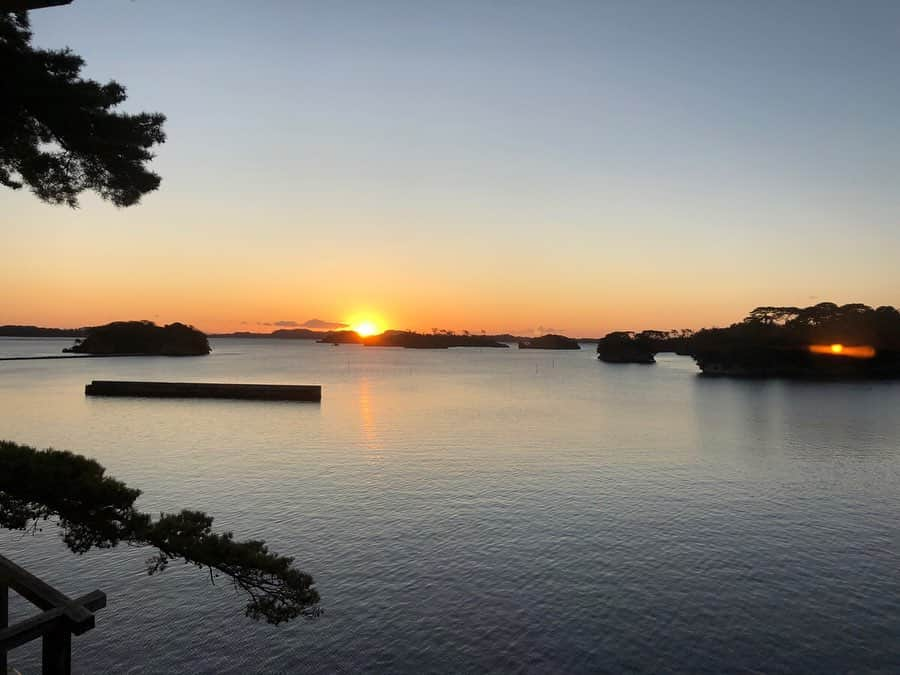 黒田麻理耶さんのインスタグラム写真 - (黒田麻理耶Instagram)「. 松島湾×日の出×露天風呂＝最高😭👏 . 2泊目のお宿は#松島温泉 の 「小松館 好風亭」にお世話になりました🙇‍♀️ ここのお宿、景観が素晴らしくて❣️ . 朝6:00に起床して、 お部屋の露天風呂に入りながら朝日を見ました😌 もう絶景過ぎた〜❗️ こんなに美しい日の出🌅を見たのは初めてかも😭✨ . 朝からこの景色を見て 父と母と幸せな気分になれました☺️💗 . #小松館好風亭  #松島湾  #日の出 #客室露天風呂  #露天風呂 #宮城  #仙台  #松島  #松島温泉  #温泉 #家族旅行  #旅行  #東北旅行  #行くぜ東北 #Miyagi  #Matsushima  #trip  #hotspring」11月13日 9時05分 - mariya_kuroda