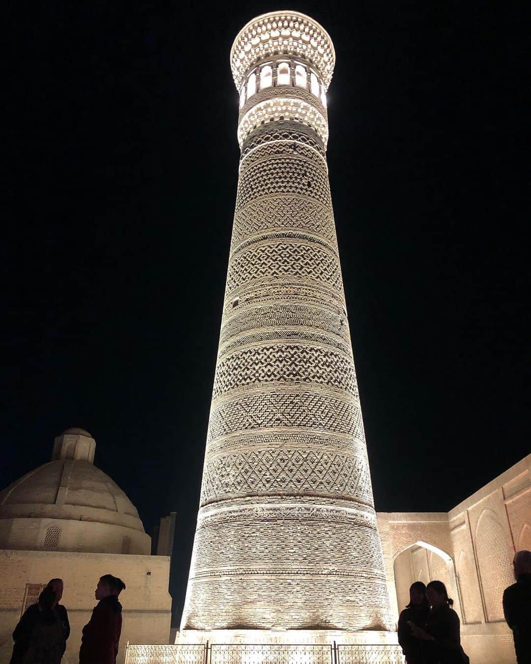 藤崎奈々子さんのインスタグラム写真 - (藤崎奈々子Instagram)「夜のカラーンモスクとカラーンミナレット ・ ライトアップが綺麗で感動！ カラーンミナレットは約46メートルの高い高い塔。 綺麗だなぁ、迫力あるなぁと思って見ていたらガイドさんが 「昔はあのてっぺんから死刑囚を投げ落としていたんだよ」 と言われて、高所恐怖症の私は 胸がゾワゾワ… 絶対悪いことしなくなるわ💦 ・ 最後の動画は日の出前の広場 暗いうちからモソモソ起きて 一番乗りで行ったので 人っ子一人いなくて、贅沢な時間でした。 早起きしてお散歩もおススメ🚶‍♀️ ・ #ウズベキスタン  #ブハラ  #カラーンモスク  #カラーンミナレット #ライトアップ #モスク #視察 #女子旅 #カメラ女子 #ライカ #ライカq  #leica #leicaq」11月13日 9時05分 - nanakofujisaki