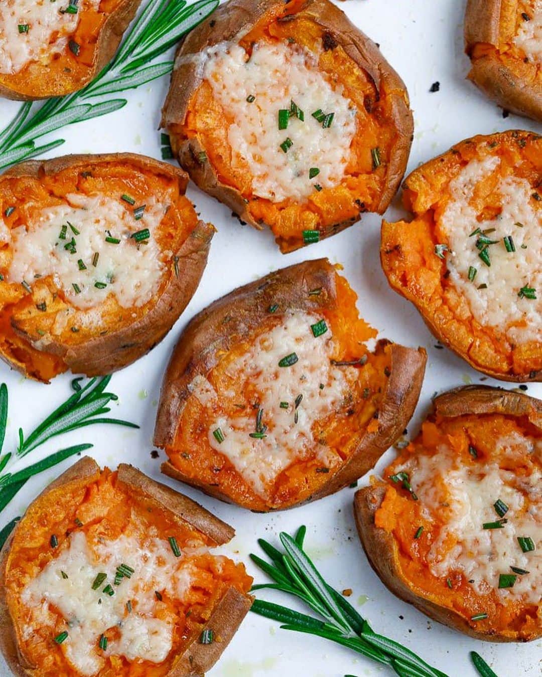 Easy Recipesさんのインスタグラム写真 - (Easy RecipesInstagram)「These Smashed Sweet Potatoes with Herbs and Garlic make a perfect healthy side dish on holiday occasions and all through out the year. They are seriously scrumptious! Try it out! Full recipe link in my bio.  https://www.cookinwithmima.com/smashed-sweet-potatoes-with-herbs-and-garlic/」11月13日 9時11分 - cookinwithmima