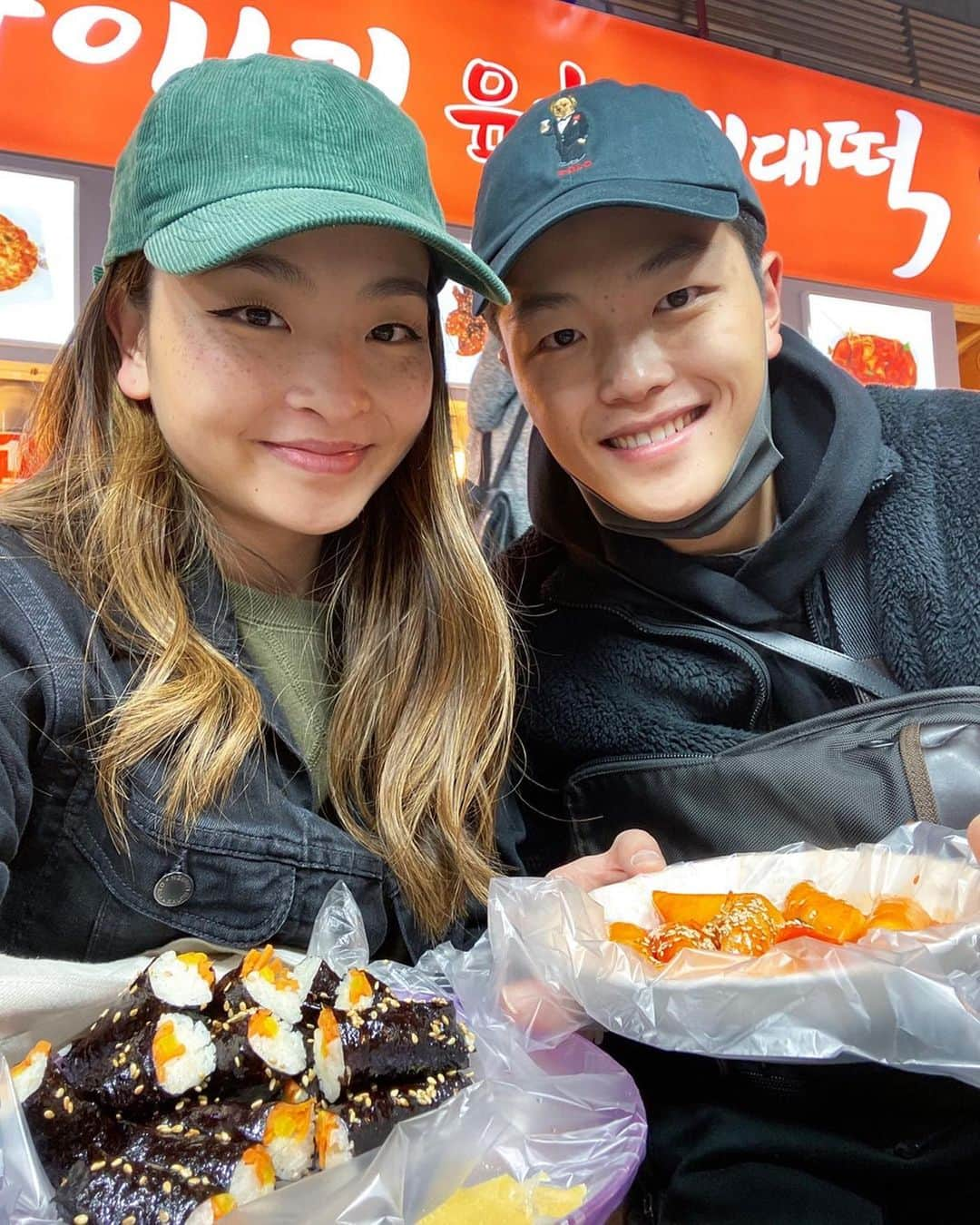 マイア・シブタニさんのインスタグラム写真 - (マイア・シブタニInstagram)「We got gimbap & tteok-bokki at Gwangjang Market! 😋🇰🇷 #shibsibs #seoul #shibsibsfood #gimbap #김밥 #tteokbokki #떡볶이 #광장시장」11月13日 9時12分 - maiashibutani