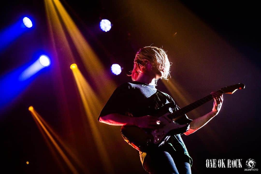 Julen Esteban-Pretelのインスタグラム：「@toru_10969 during @oneokrockofficial’s show at  Yokohama Arena - Day 1 #ONEOKROCK #EyeOfTheStorm #JapanTour #JulenPhoto #TOURDREAMS」