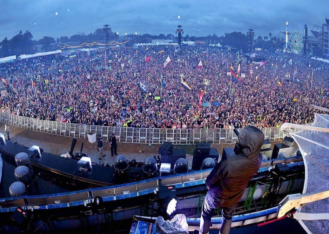 カスケイドさんのインスタグラム写真 - (カスケイドInstagram)「@edc_orlando in the rain was HUGE!!! What is the over/under on me playing raining at that show?! Slide 3 with the vintage FON flag. #respect」11月13日 9時43分 - kaskade