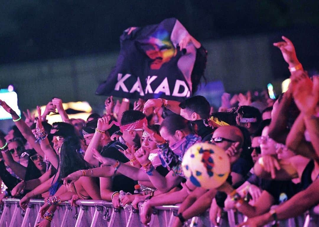 カスケイドさんのインスタグラム写真 - (カスケイドInstagram)「@edc_orlando in the rain was HUGE!!! What is the over/under on me playing raining at that show?! Slide 3 with the vintage FON flag. #respect」11月13日 9時43分 - kaskade