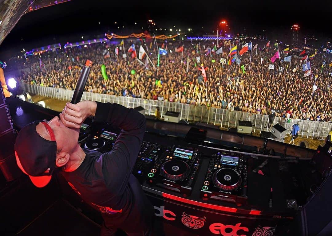 カスケイドさんのインスタグラム写真 - (カスケイドInstagram)「@edc_orlando in the rain was HUGE!!! What is the over/under on me playing raining at that show?! Slide 3 with the vintage FON flag. #respect」11月13日 9時43分 - kaskade