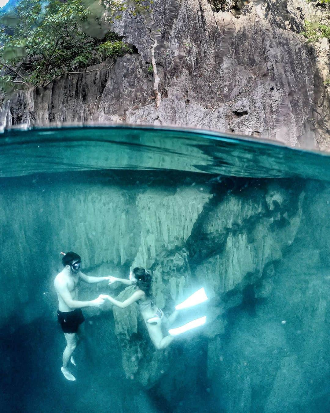 Manamiさんのインスタグラム写真 - (ManamiInstagram)「🧜🏽‍♀️Barracuda Lake🐠 淡水と海水が混じり合っていて、透明度の高い湖💎 ずっとここで泳いでいたかった〜🥺✨ ㅤ 📸 @gopro @goprojp goprohero7」11月13日 9時43分 - manashika