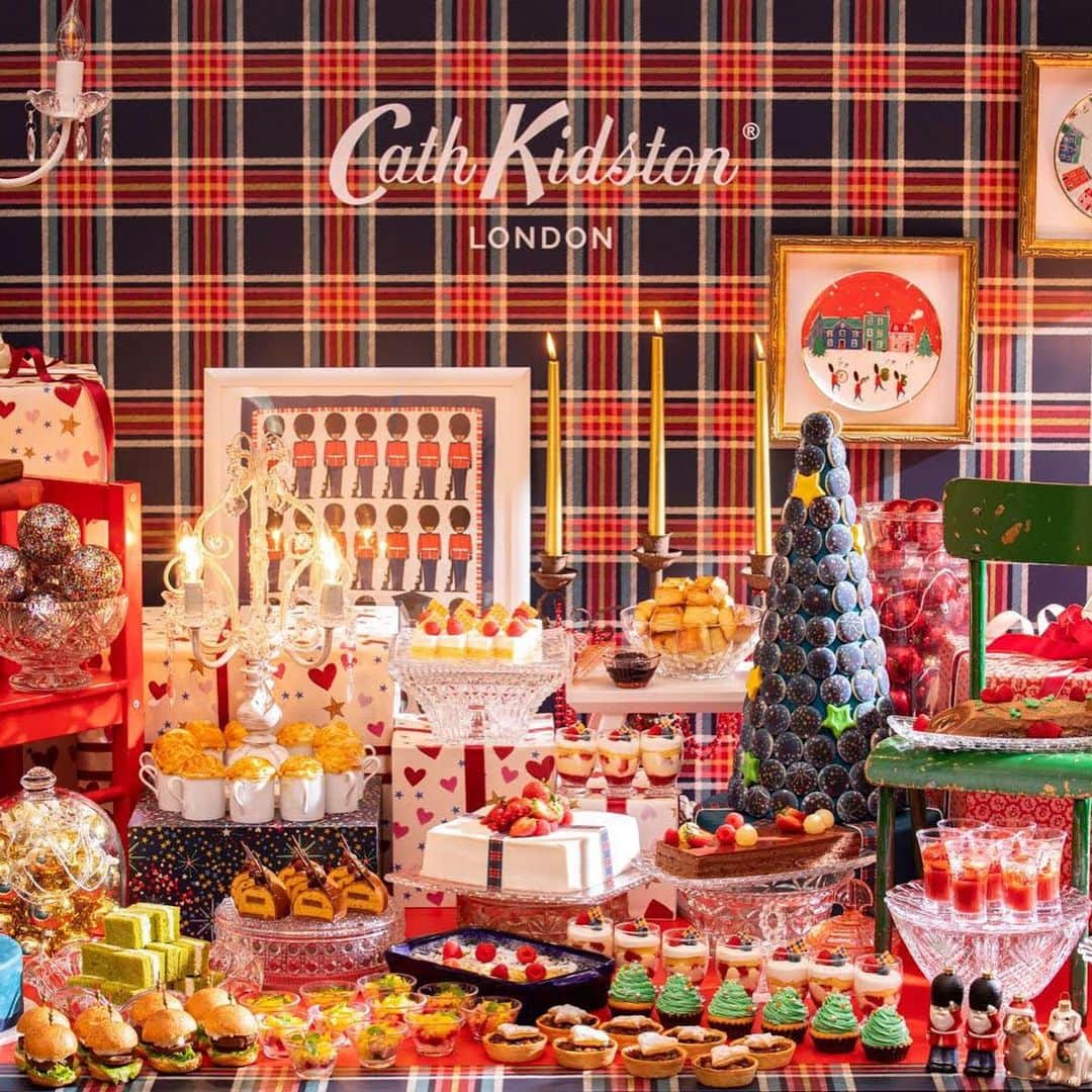 Conrad Tokyoのインスタグラム：「28階オールデイダイニング「セリーズ」にて、キャス キッドソン（Cath Kidston）とコラボレーションしたスイーツビュッフェをご提供しております。可愛らしいスイーツをはじめ、イギリス伝統のお菓子や料理からインスパイアされたセイボリーをお楽しみいただけます。ご家族やご友人とホリデーシーズンを華やかにお過ごしください。https://www.conradtokyo.co.jp/plans/restaurants/sweets/cerise_1911⁣ The weather outside is frightful, but these sweets are so delightful. Enjoy Cerise’s All Day Holiday Sweets Buffet, produced in collaboration with Cath Kidston of London, where you can choose from a dazzling display of holiday themed foods such as evergreen cupcakes and log shaped roll cakes.⁣ #コンラッド #コンラッド東京 #ホテル #東京 #日本 #銀座 #ラグジュアリー #秋 #港区 #旅行 #セリーズ #キャスキッドソン #スイーツ #ホリデー #スイーツビュッフェ #Conrad #Hotel #Tokyo #Conradtokyo #Japan #Ginza #LuxuryTravel #Autumn #Minatoku #Travel #Cerise #Cathkidston #sweets #holidays #sweetsbuffet」