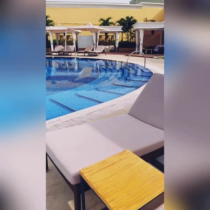 三浦加納子のインスタグラム：「朝からプール✨  泳がないけど！  気持ちいいなぁ。 1週間の出張の最後に、束の間のChill タイム😌  #stayinmanila #okadamanila」