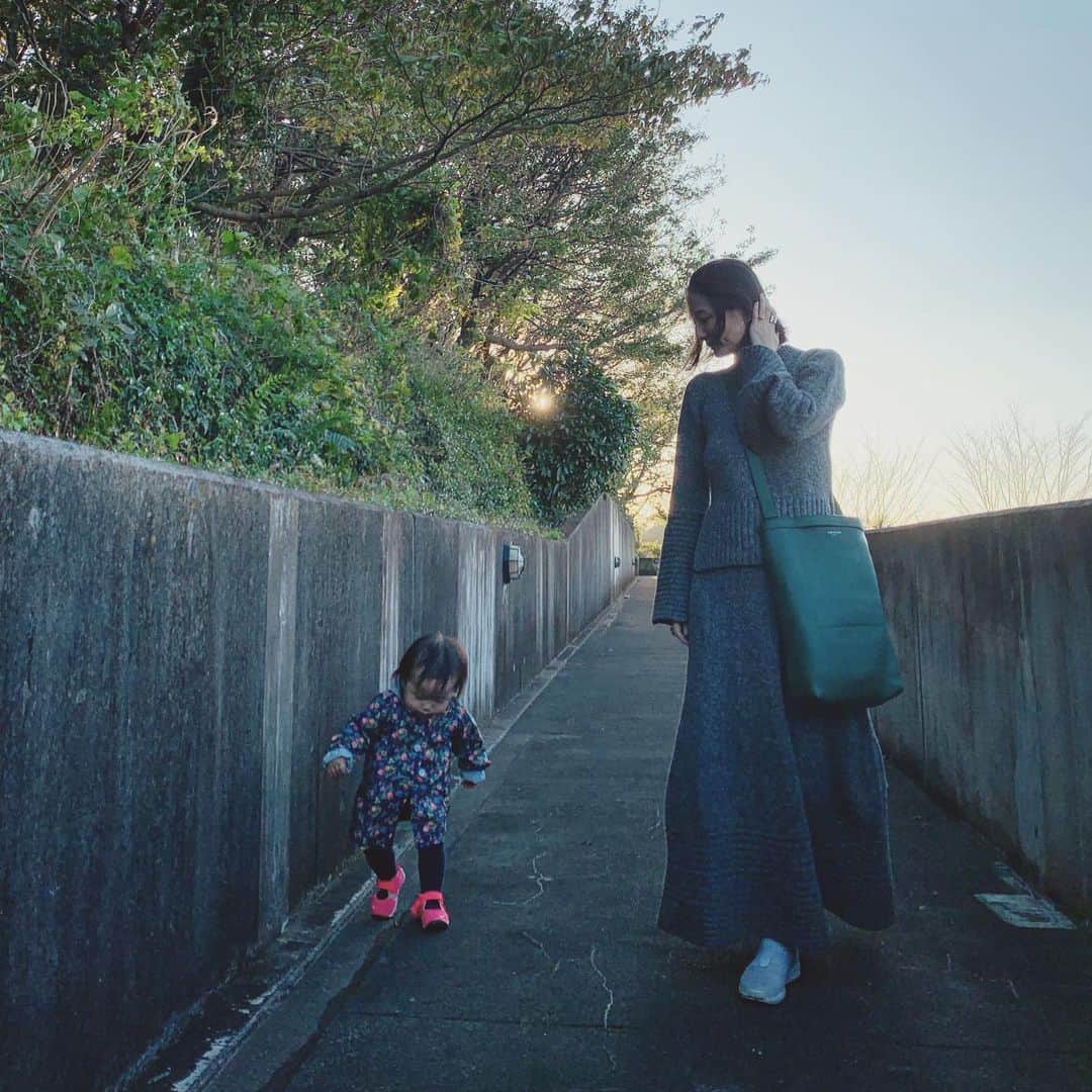 澤田泉美さんのインスタグラム写真 - (澤田泉美Instagram)「毎日、心の底から幸せ！！って思う。 それが、どれだけ大切なことか。  30歳を目前に、日々思う。  20代での積み重ねが30代にでるってよくいうよね。  わたしは、20代で何を学んできただろうか？  まだまだ勉強不足なところはもちろんある。 だけど、女性として母として歩んできた20代。色んな経験もそれなりにしたし、そのために決断もしてきた。 ひとつ言えるのは、横にいる人が何よりもわたしの味方でいてくれているから、わたしは大手を振って30代も歩んでいくだろうということ。 壁にぶつかっても、大丈夫！ 多分、かなり痛くてもずっと笑っていられる！  いい30代を、最高なパートナーと最高に可愛い子ども達と最高に甘えん坊な3匹と迎えられること  心の底から幸せ❤️ 👨🏻👩🏻👦👶🐶🐶🐱 #ママ#mama #もうすぐ30#わくわく #set#knit#madisonblue #bag#j&m#davidson」11月13日 9時59分 - izumi.sawada