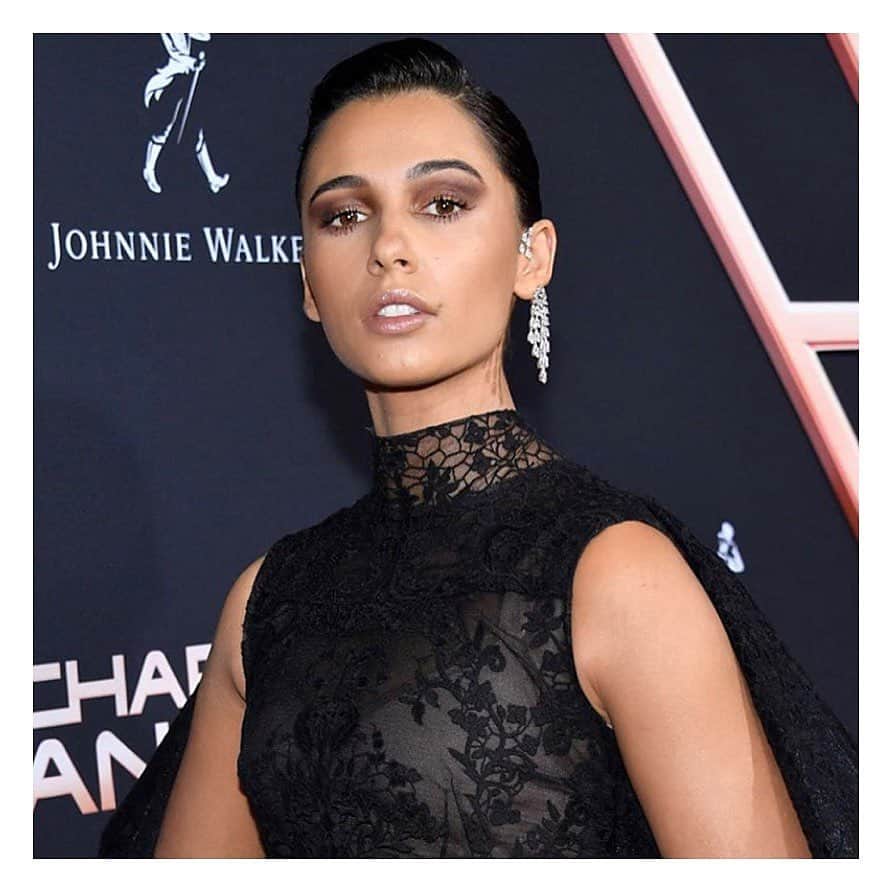 JO BAKERのインスタグラム：「N A O M I • S C O T T 🇬🇧 Smoldering coco smokies... for #naomiscott @charliesangels premiere last night in LA!! Swipe to see my latest shadow shade obsession...I only used one shadow to get this look and it’s this seasons most dreamy perfect smoked woody chocolatey brown... style @zadriansmith @givenchyofficial  Hair @bridgetbragerhair  Makeup by me #jobakermakeupartist using @chanel.beauty @welovecoco new palette in #noirsupreme ... link on stories to follow with full inspo!!! #welovecoco #workingwithchanel」