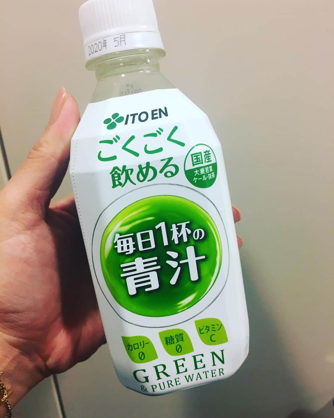 佐藤仁美さんのインスタグラム写真 - (佐藤仁美Instagram)「ごくごくごく。。。。野菜室がうまるのと、ウォーターサーバーが減らないのと、問題はあるんだが、飲みたい。。。うーむ #青汁 #粉末の手間 #簡単にとりたい野菜 #最近 #プリッとチャンネルが好き」11月13日 10時02分 - sato.hitomi.19791010