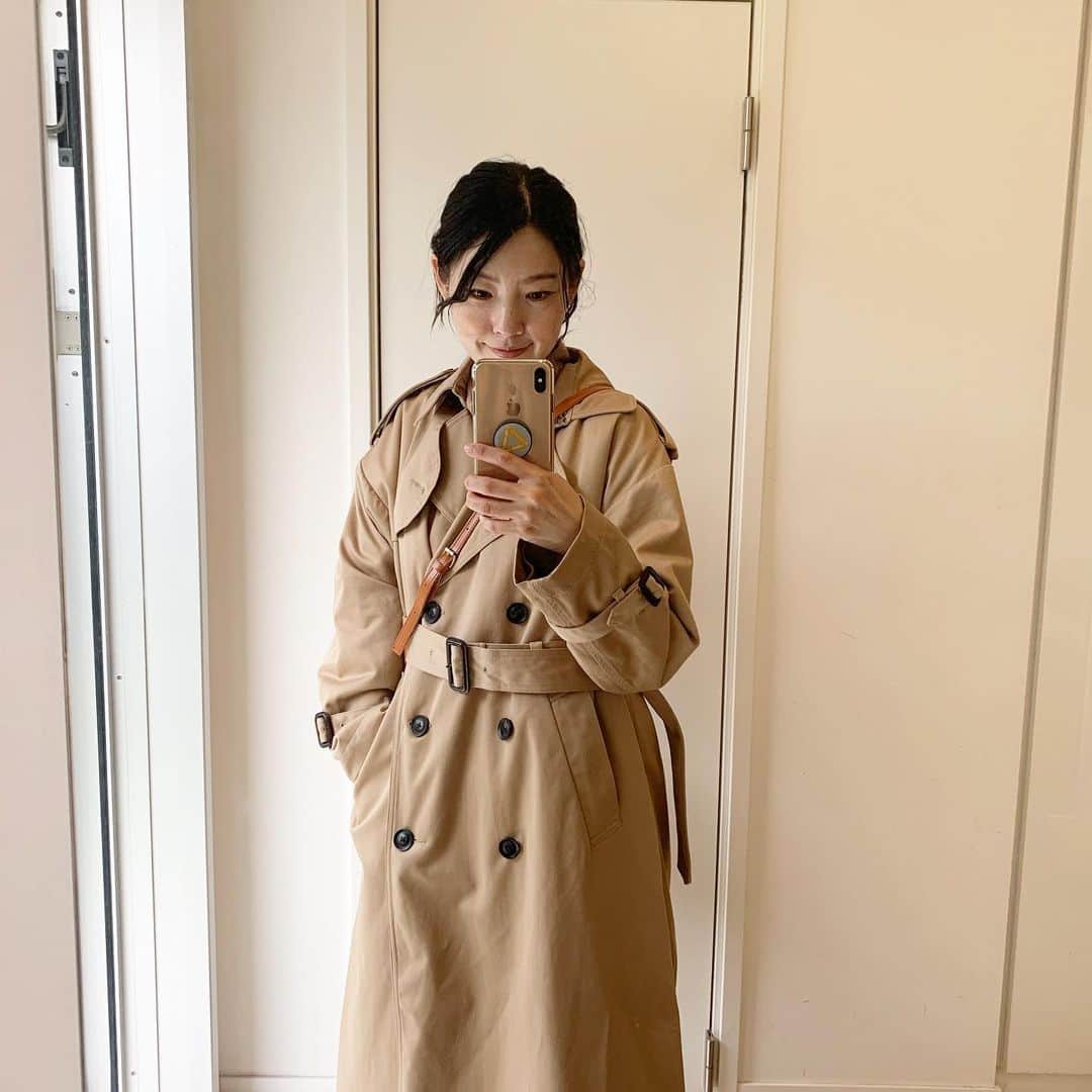 森貴美子さんのインスタグラム写真 - (森貴美子Instagram)「@yanuk_official のトレンチコート。 肩が少し落ちてアームが広めなので、中にボリューミーなニットを着てもモゾモゾしないのが嬉しい♫ 中に着込めるので、冬も着られるトレンチコートです。 ・ ・ ・ ☃️☃️☃️ ・ ・ ・ #yanuk  #ヤヌーク #トレンチコート #私服 #사복 #가을 #일본모델」11月13日 10時25分 - morikimi_morikimi