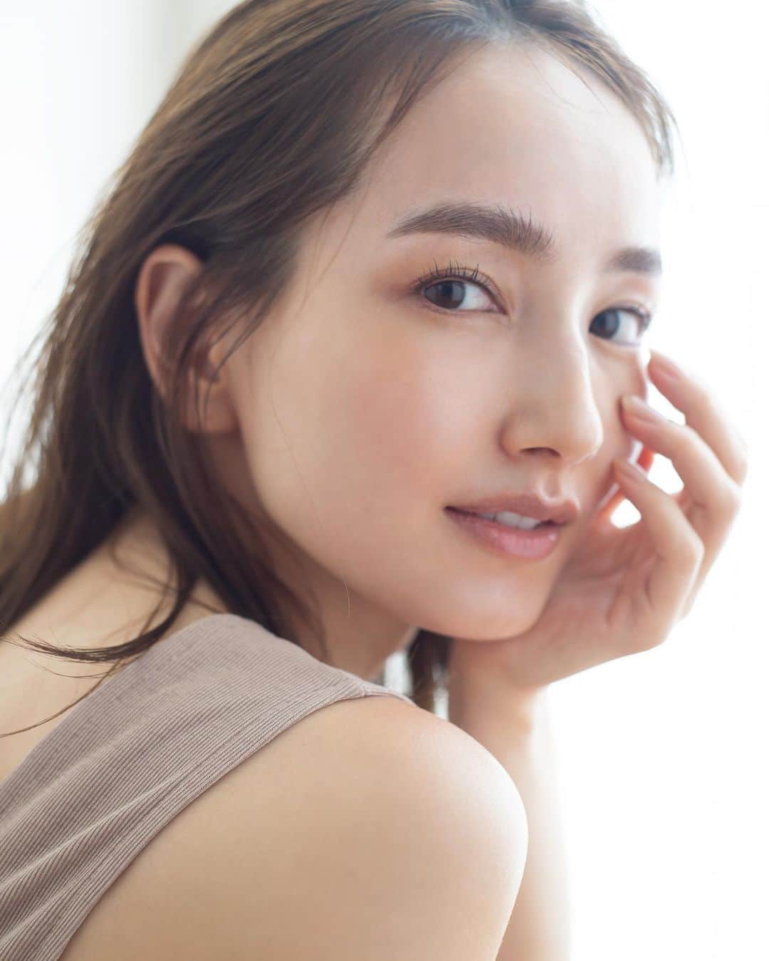 花盛友里のインスタグラム：「shooting for @veryweb.jp . 辻本まいちゃん♡ 次男が同い年なのだー！ 綺麗なママだわぁ。しかも同じ大阪人！ ちょっとその目の大きさ分けて欲しいから今度分けてってゆうてみよう、うん！」