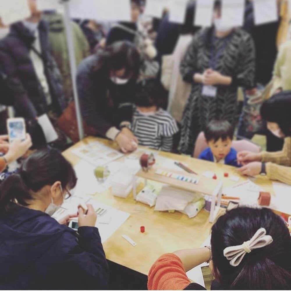 手紙社さんのインスタグラム写真 - (手紙社Instagram)「【「紙博 in 台北」ワークショップ紹介 〜papernica（ペパニカ）〜】 「紙でつくるアコーディオンのワークショップ」 ペパニカキットを使って紙の楽器をつくります。 . 【 公開「紙博 in 台北」工作坊介紹 〜papernica（ペパニカ）〜】 「手作紙製手風琴工作坊」 以papernica手作組合來製作紙製樂器。 . ▶︎詳細はプロフィール「@kamihaku2019」のリンクへ . ▶︎詳細內容請見「@kamihaku2019」檔案連結 . ▶︎中文介紹請見：@kamihaku_taipei . ▶︎「紙博 in 台北」は11/16（土）-11/17（日）に開催！ . #手紙社#手紙舎#tegamisha#紙博#kamihaku#紙博in台北#台北#台湾#紙もの#紙雑貨#紙#paper#papercraft#文房具#stationery#ワークショップ#workshop#papernica#ペパニカ#紙楽器#アコーディオン#accordion#紙楽器#音楽#music#玩具#デザイン#design」11月13日 10時28分 - tegamisha