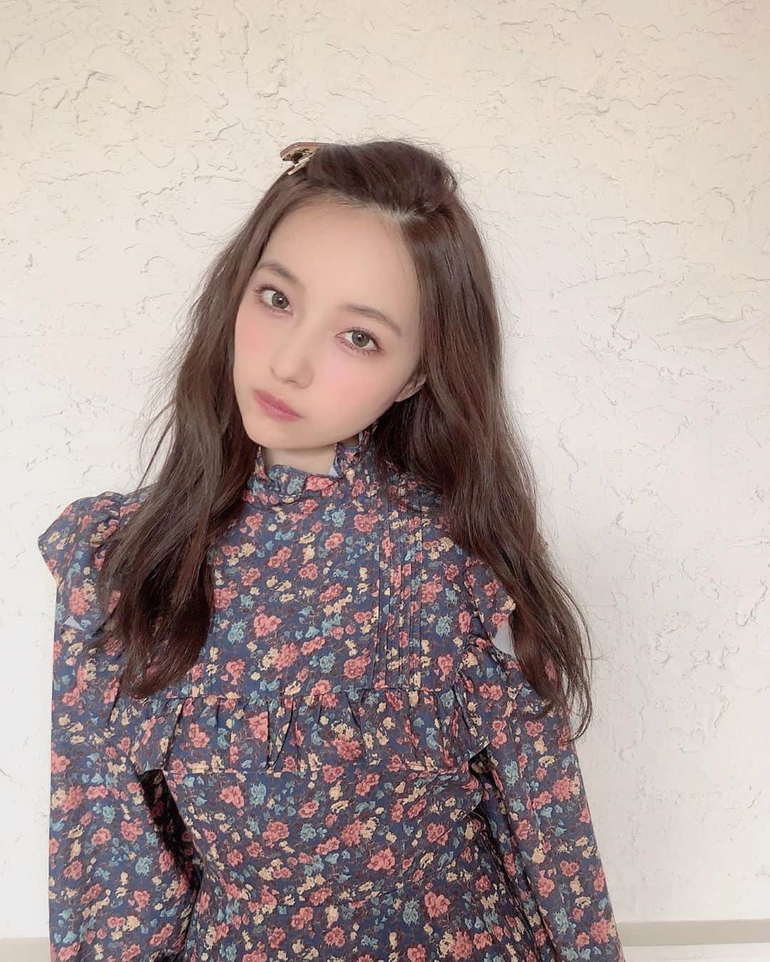 のインスタグラム：「#dailylook . 半月以上ぶりの、おーさか ただいま☺️ . 今夜は #ベストヒット歌謡祭 ✨🎙」